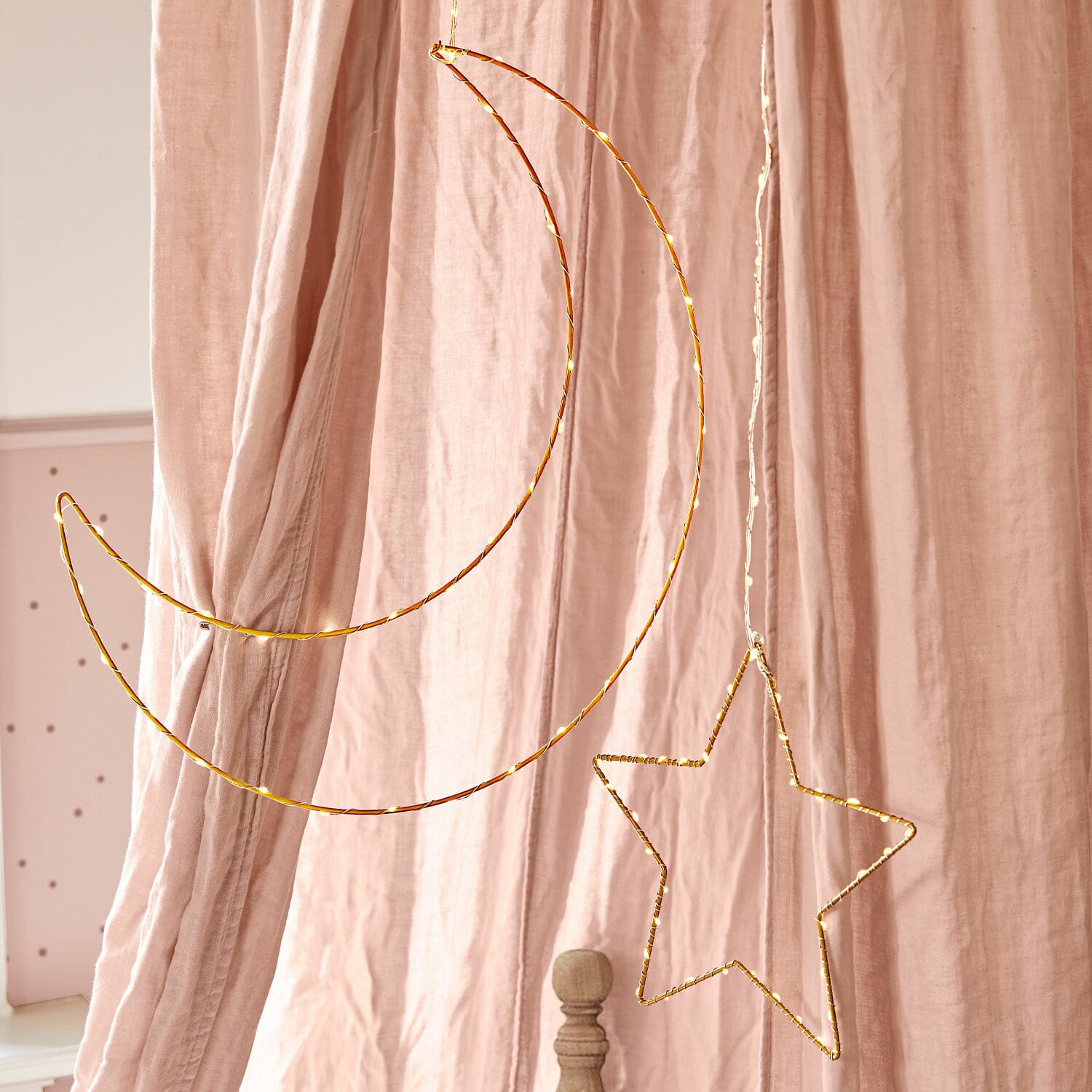 Juego de 2 luces LED decorativas Padden Decoración colgante de alambre metálico dorado en forma de luna y estrella frente a cortinas rosas