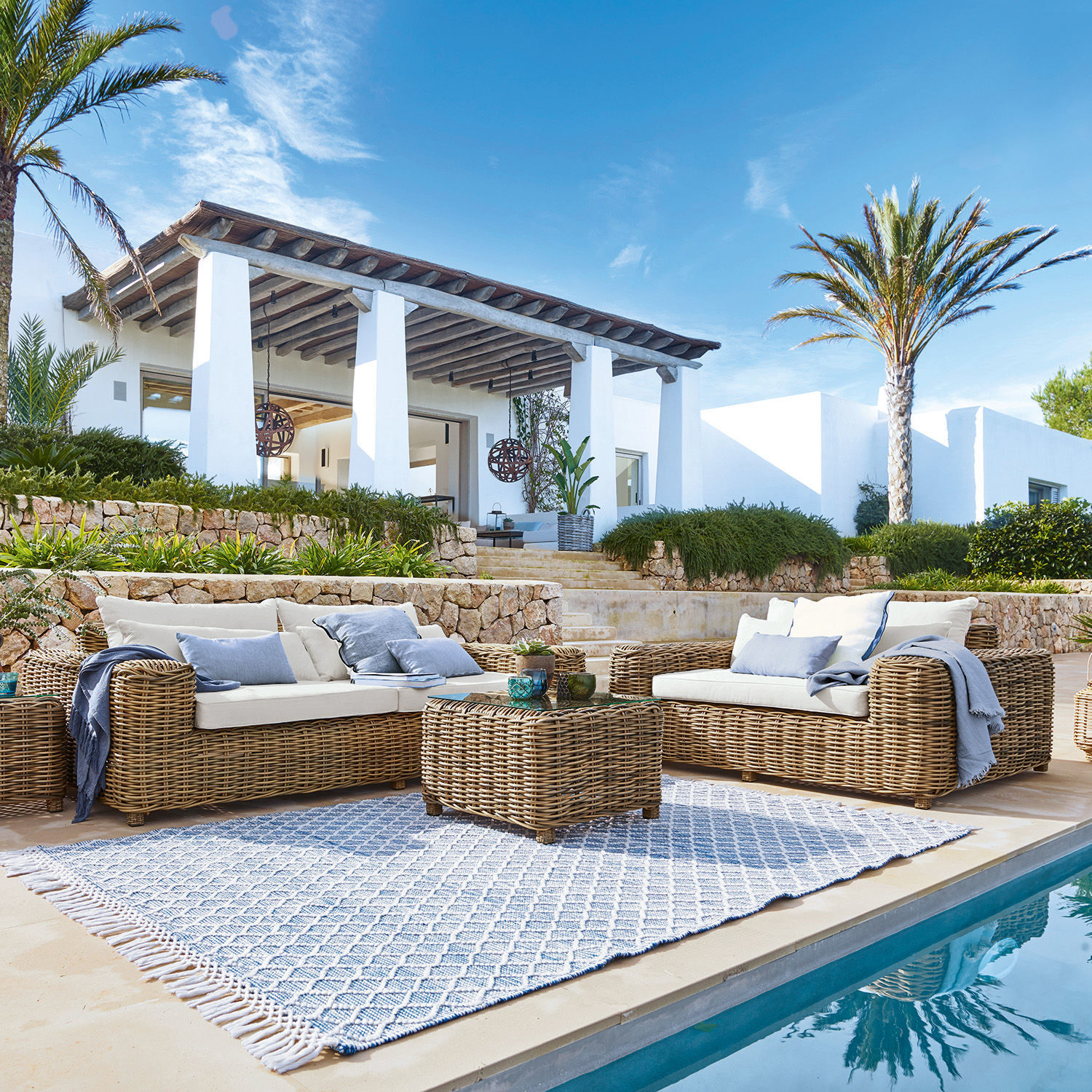 Grupo de asientos Camas Conjunto de muebles de jardín de ratán natural con cojines crema junto a la piscina