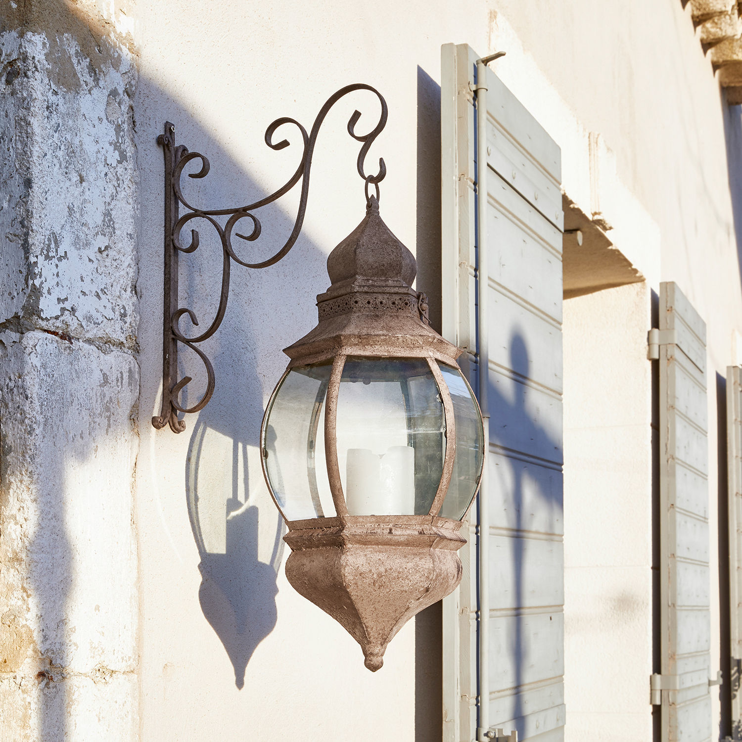 Farol Temara Farol de pared rústico de metal oxidado con vidrio transparente y vela blanca para exteriores