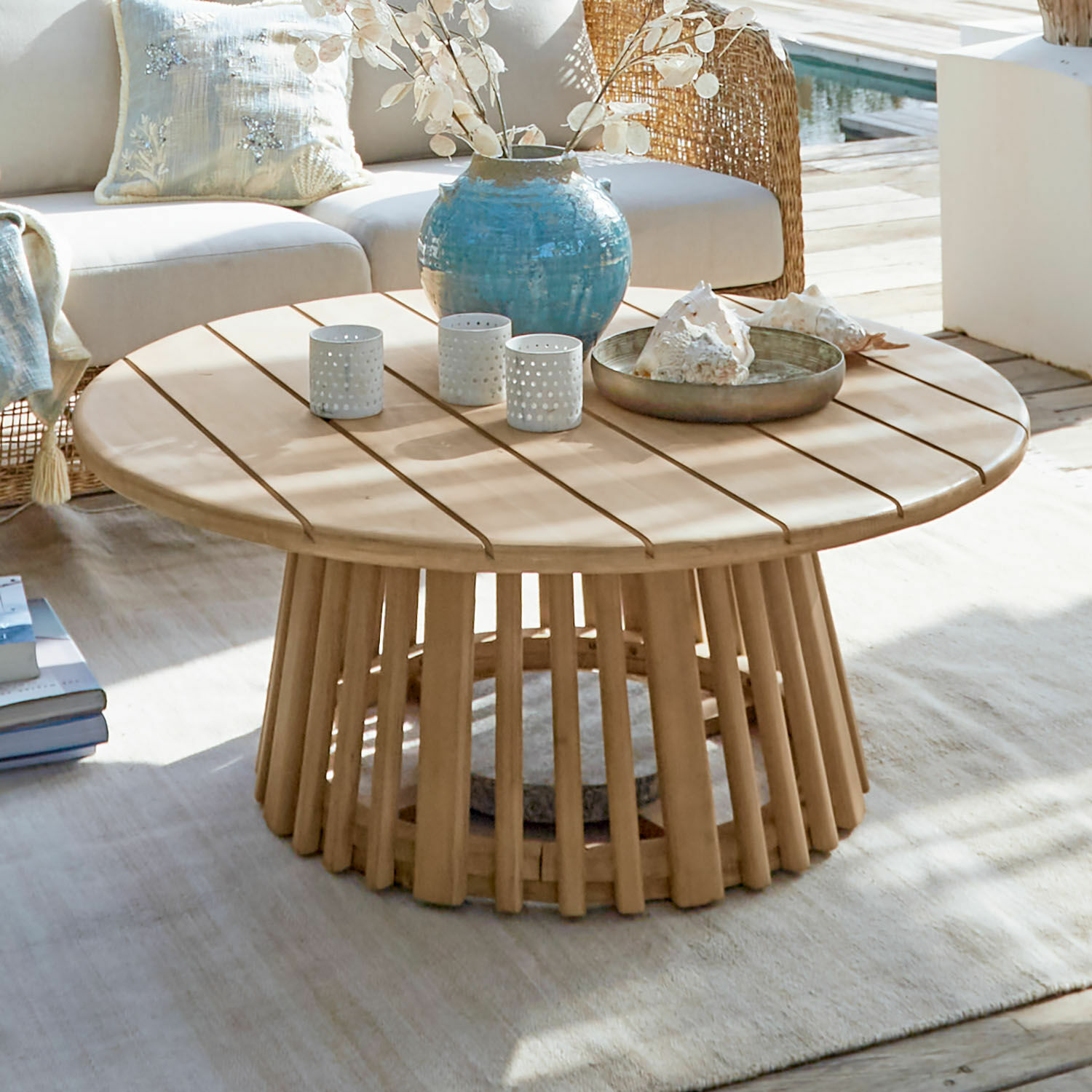 Mesa de centro FSC®-100% Tewsbury Mesa de centro redonda de madera clara con decoraciones en terraza junto a piscina