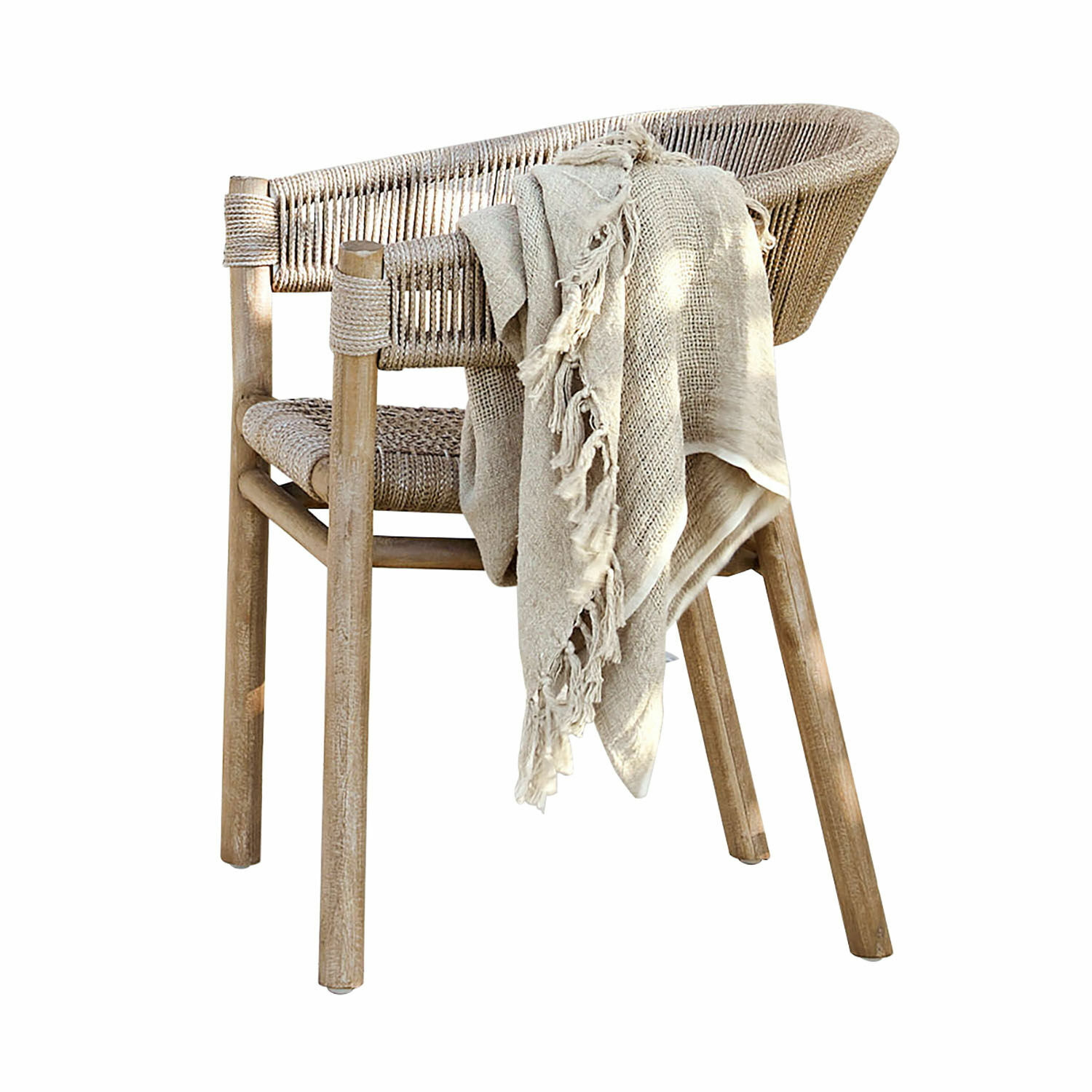 Silla FSC®-100% Garmontique Silla de madera y cuerda natural en color claro con manta beige, estilo escandinavo