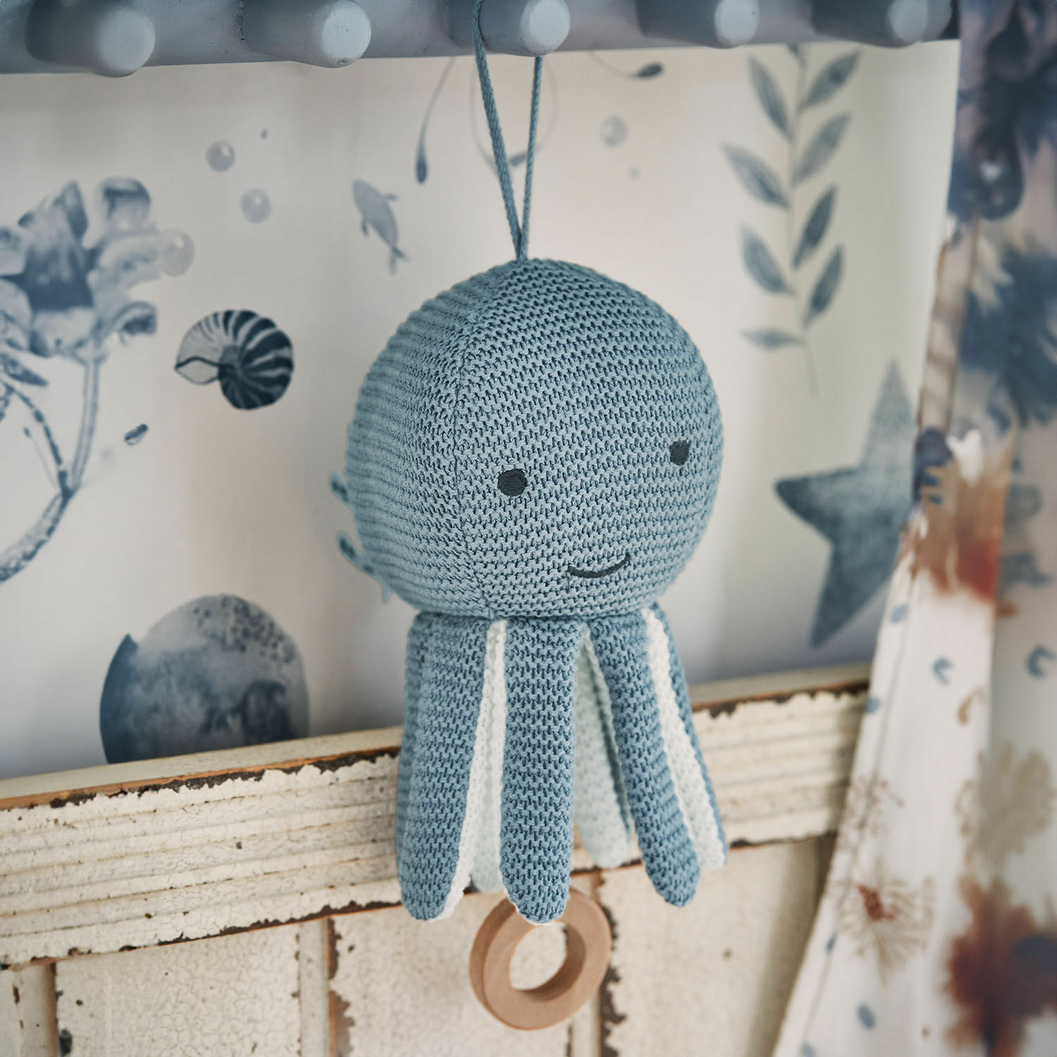 Caja de música Cozycot Juguete pulpo tejido azul con detalles blancos y anillo de madera colgante, decoración suave para niños