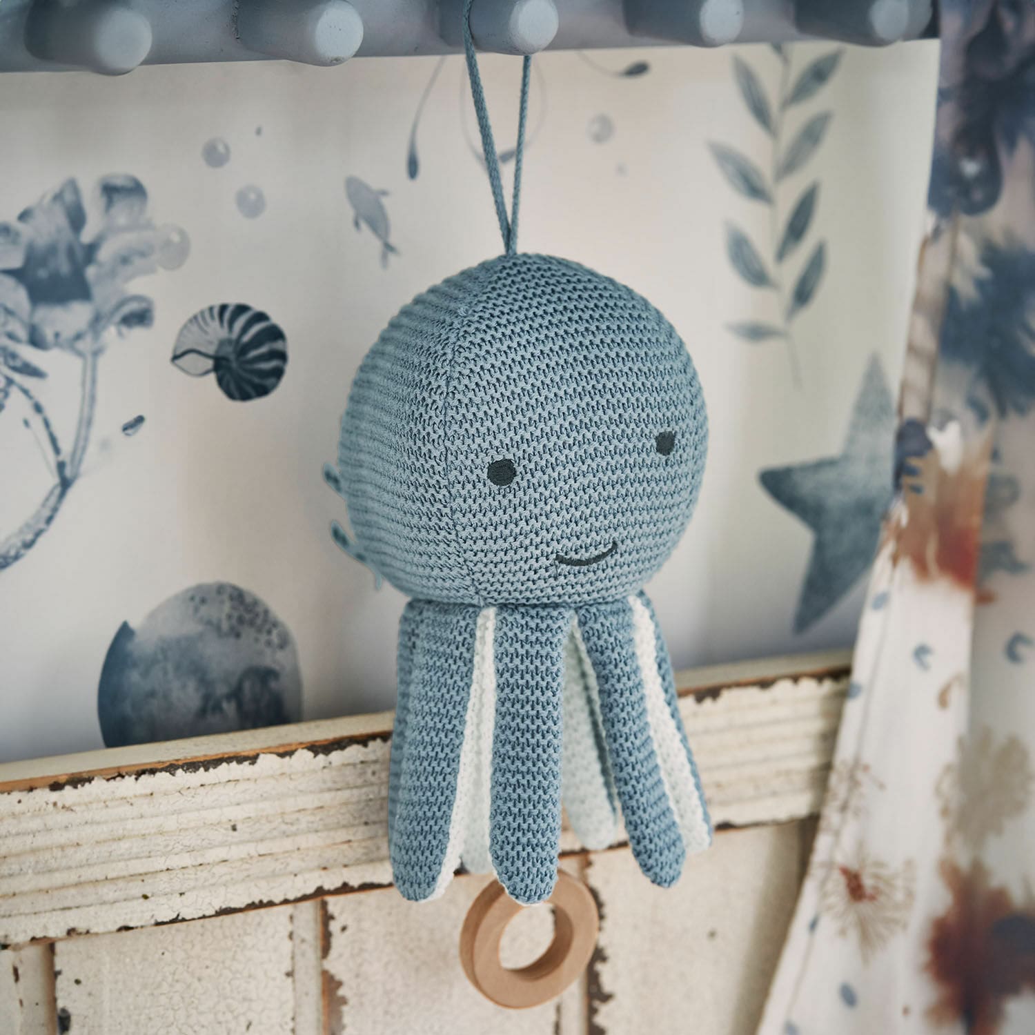 Caja de música Cozycot Juguete pulpo tejido azul con detalles blancos y anillo de madera colgante, decoración suave para niños