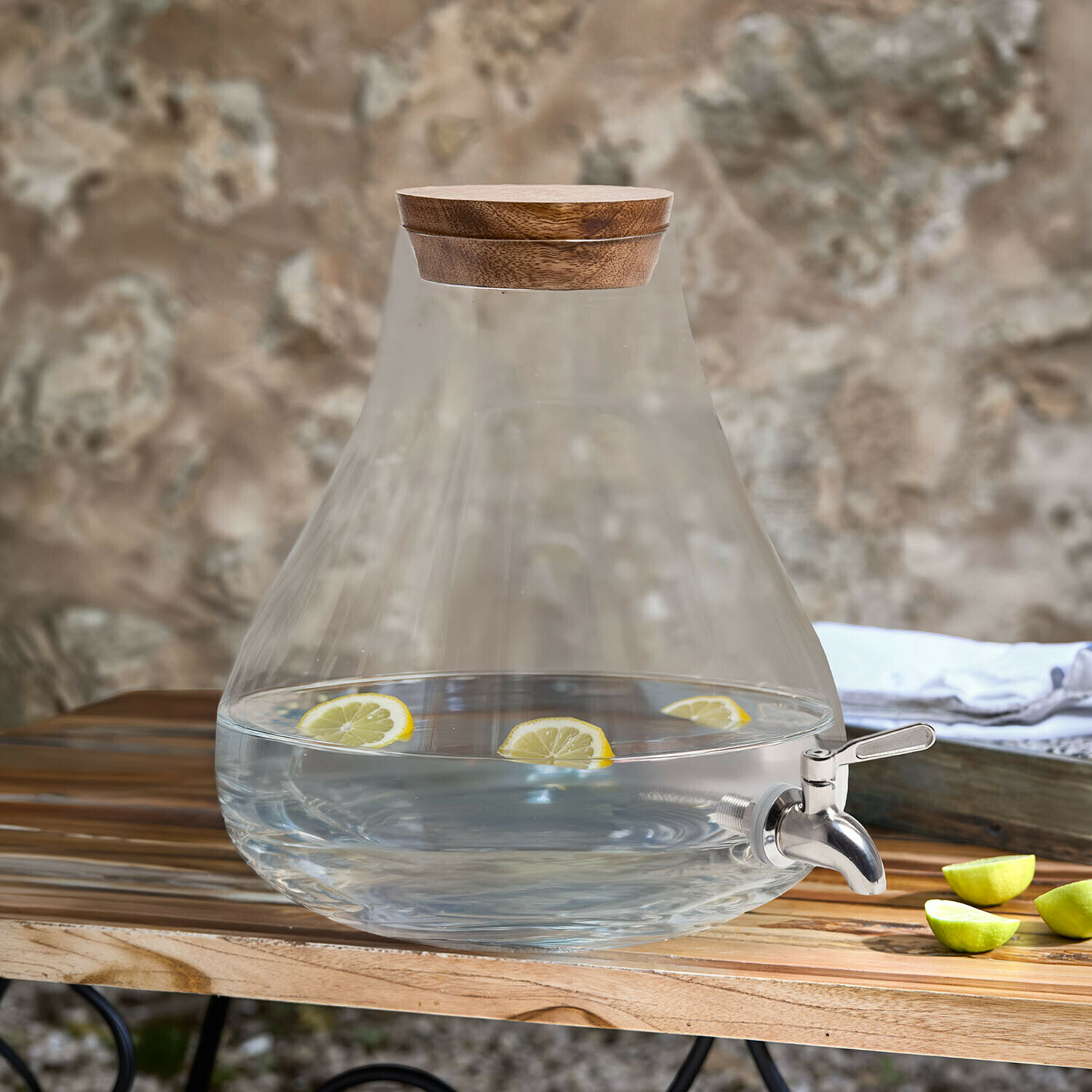 Dispensador de bebidas Dispensador de bebidas de vidrio con tapa de madera y grifo metálico, rodajas de limón dentro