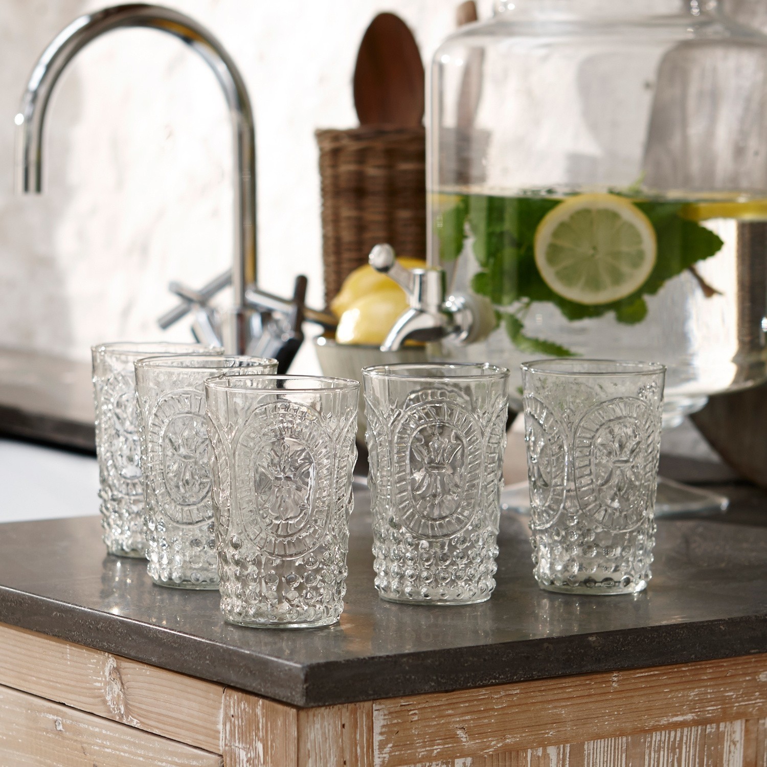 Set de 6 vasos Fleury Conjunto de seis vasos transparentes con diseño decorativo sobre encimera de cocina, vidrio elegante