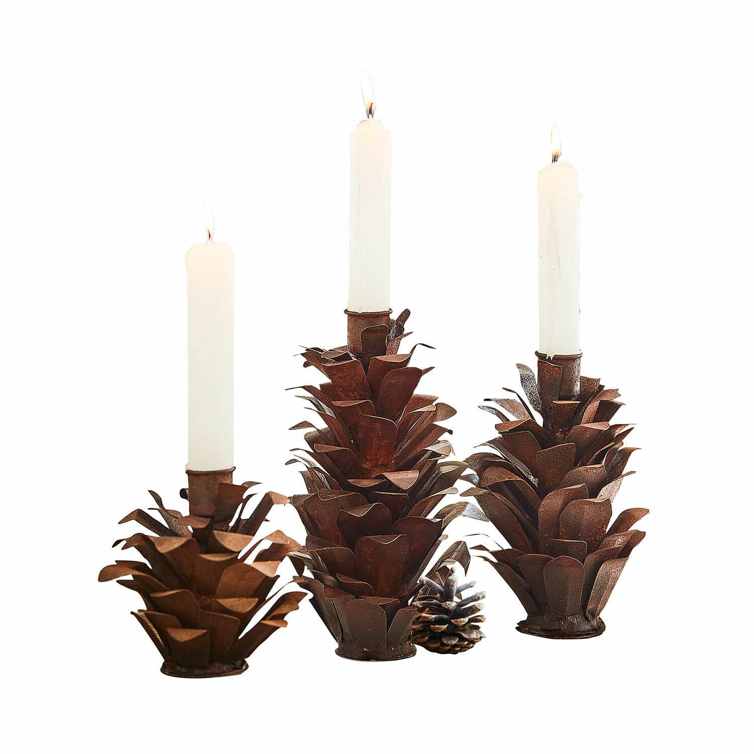 Juego de 3 candelabros Deerfield Conjunto de tres candelabros de metal oxidado en forma de piña con velas blancas