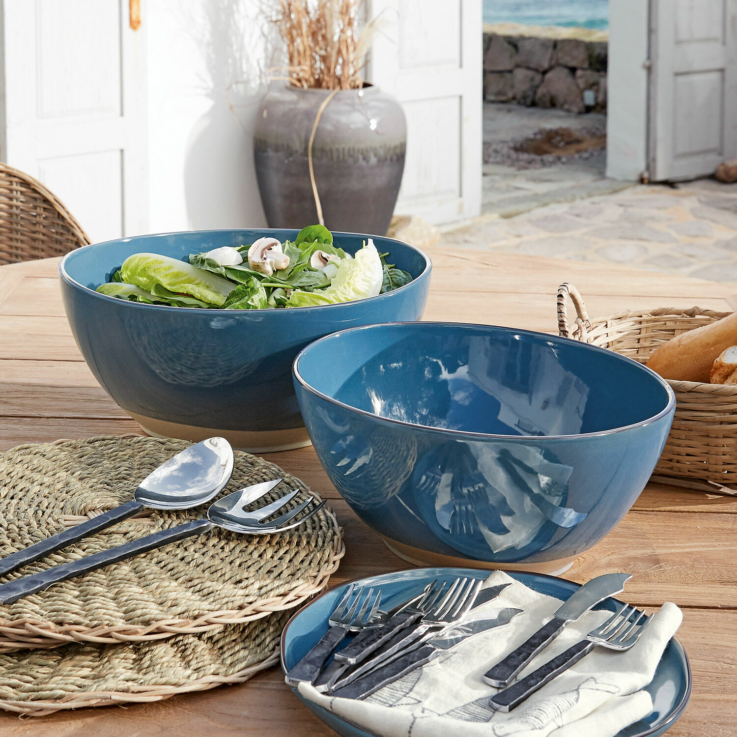 Set de 2 ensaladeras Biarré Juego de cuencos de cerámica azul para ensalada sobre mesa de madera con cubiertos y pan