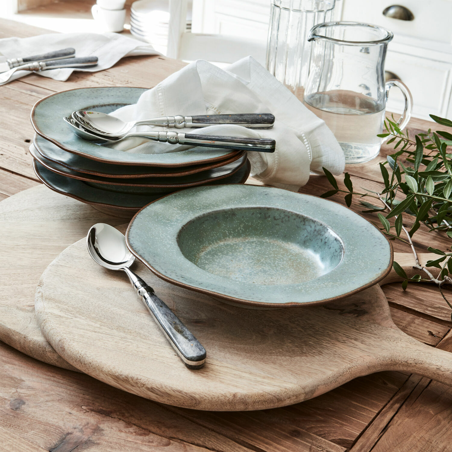 Set de 6 platos hondos Biarré Juego de platos de cerámica verde con cucharas metálicas sobre tabla de madera rústica