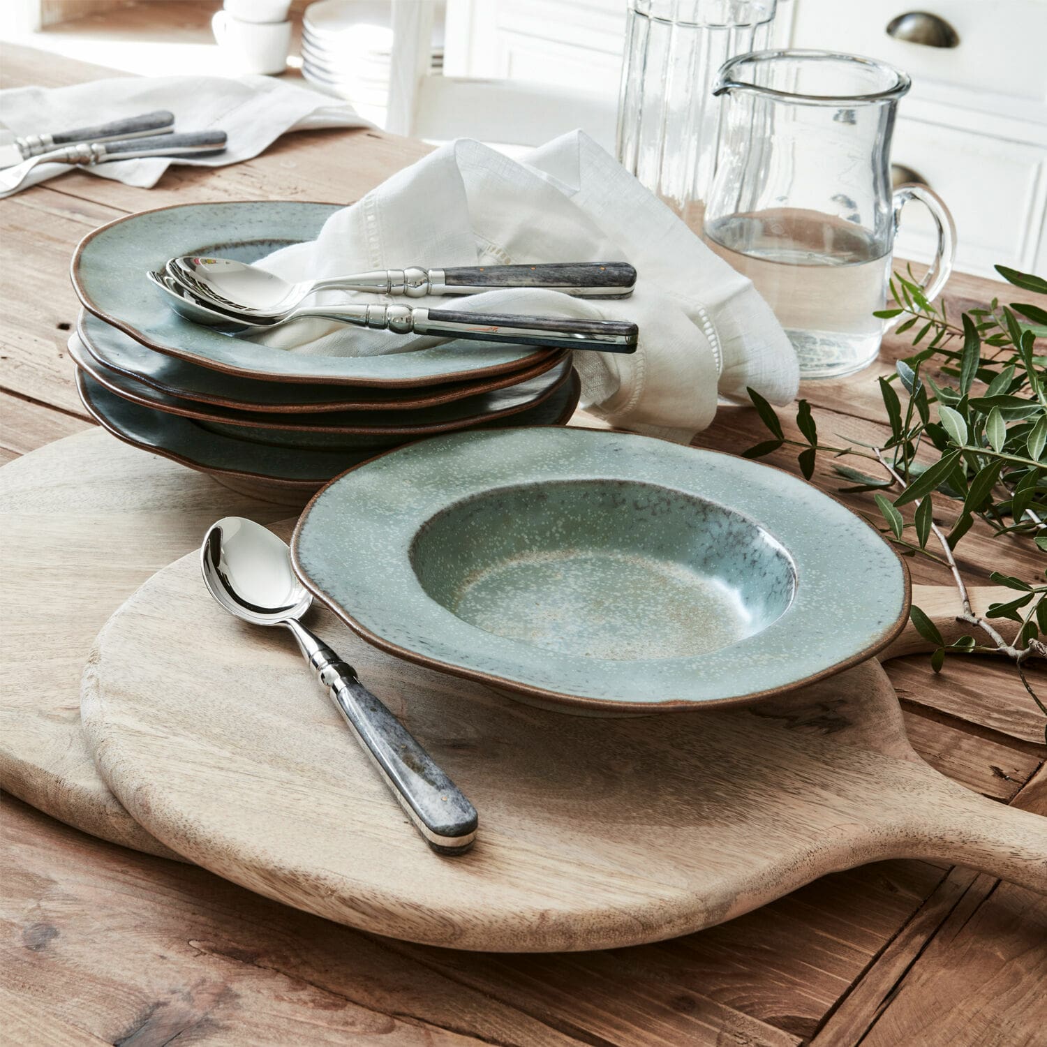 Set de 6 platos hondos Biarré Juego de platos de cerámica verde con cucharas metálicas sobre tabla de madera rústica