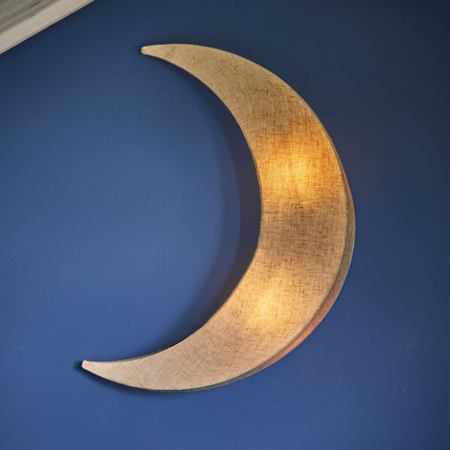 Lámpara de pared Jollymoon Lámpara de pared con forma de luna en tejido beige sobre pared azul