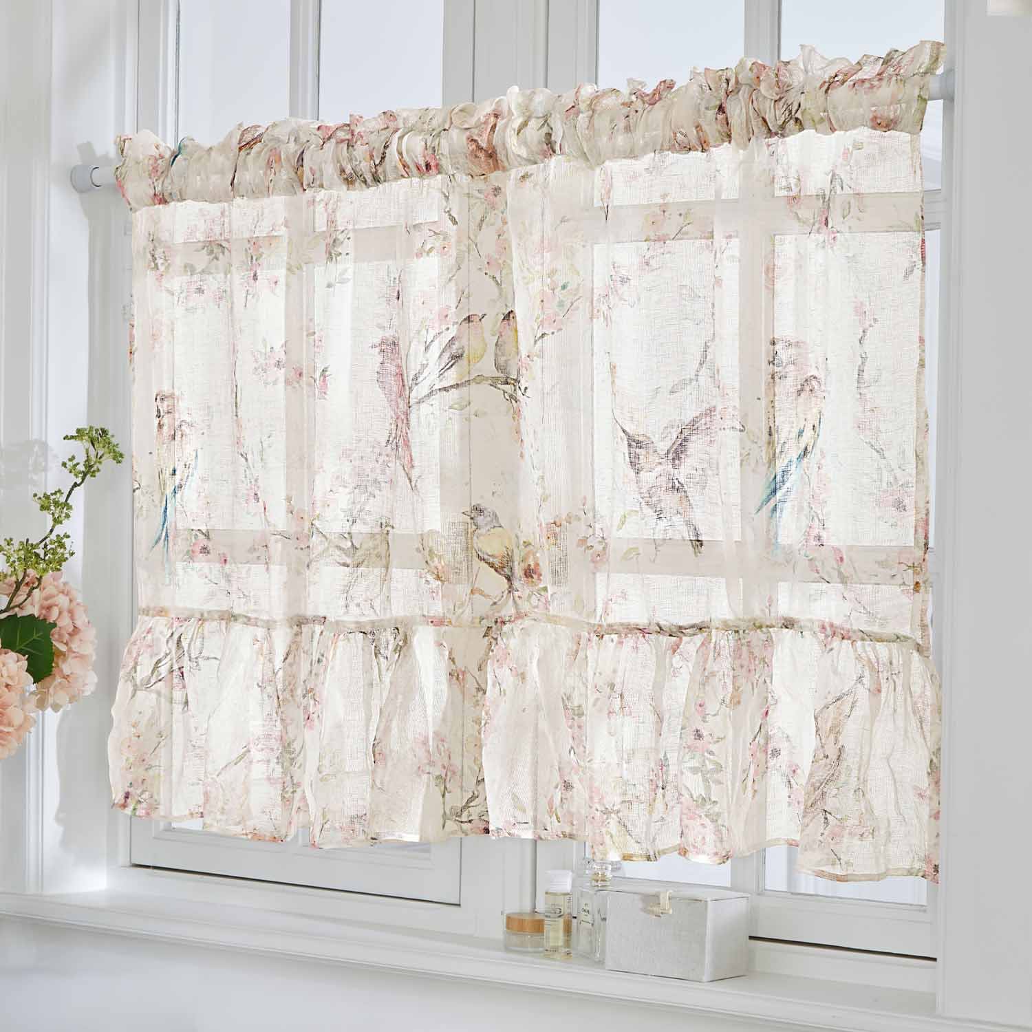 Cortina translúcida con delicado estampado de pájaros y flores en colores pastel para decoración de ventanas