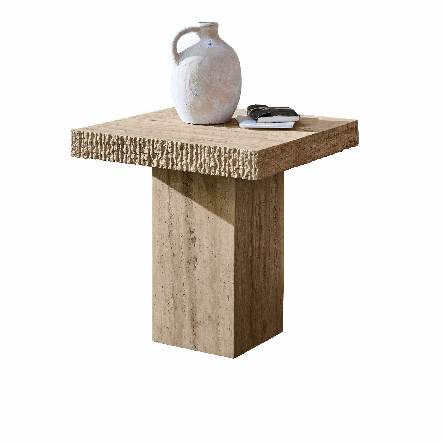 Mesa auxiliar Gainsbury Mesa cuadrada de travertino beige natural con jarra decorativa y libros encima