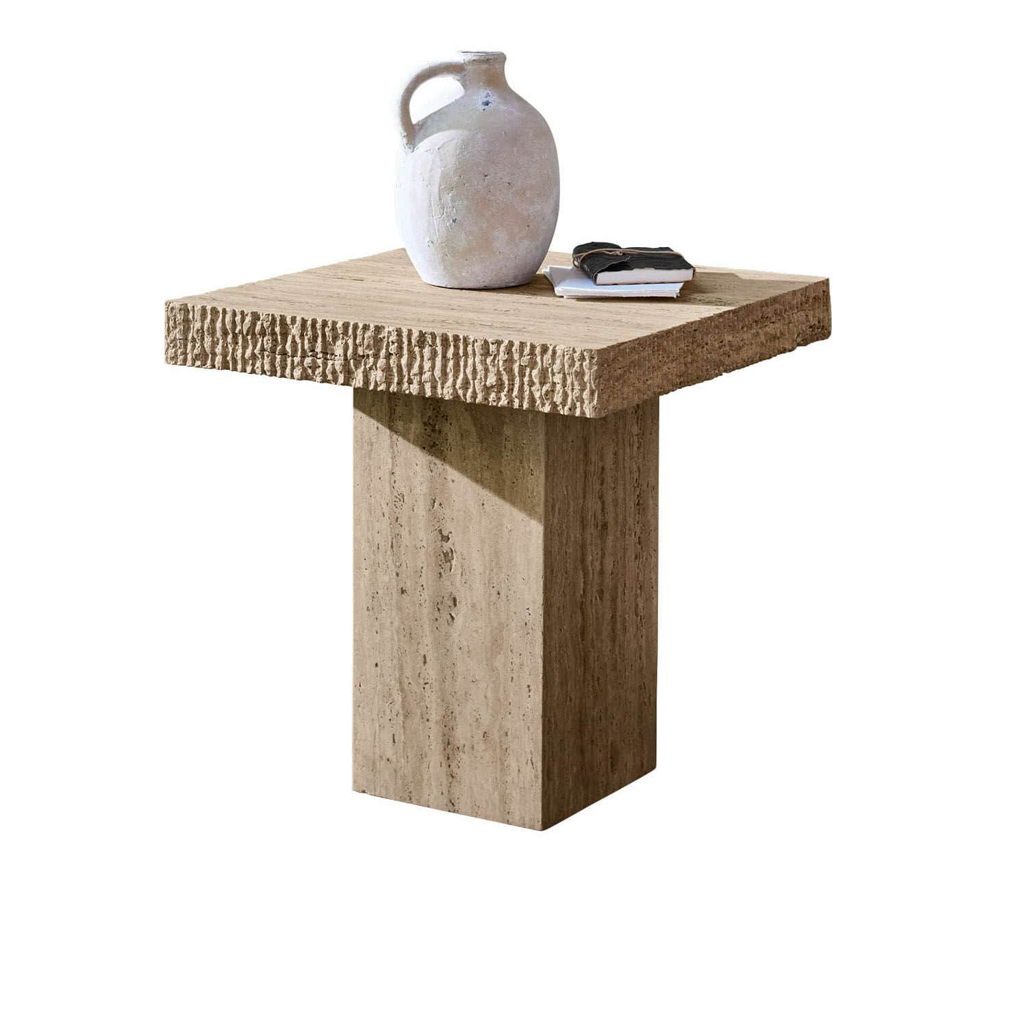 Mesa auxiliar Gainsbury Mesa cuadrada de travertino beige natural con jarra decorativa y libros encima
