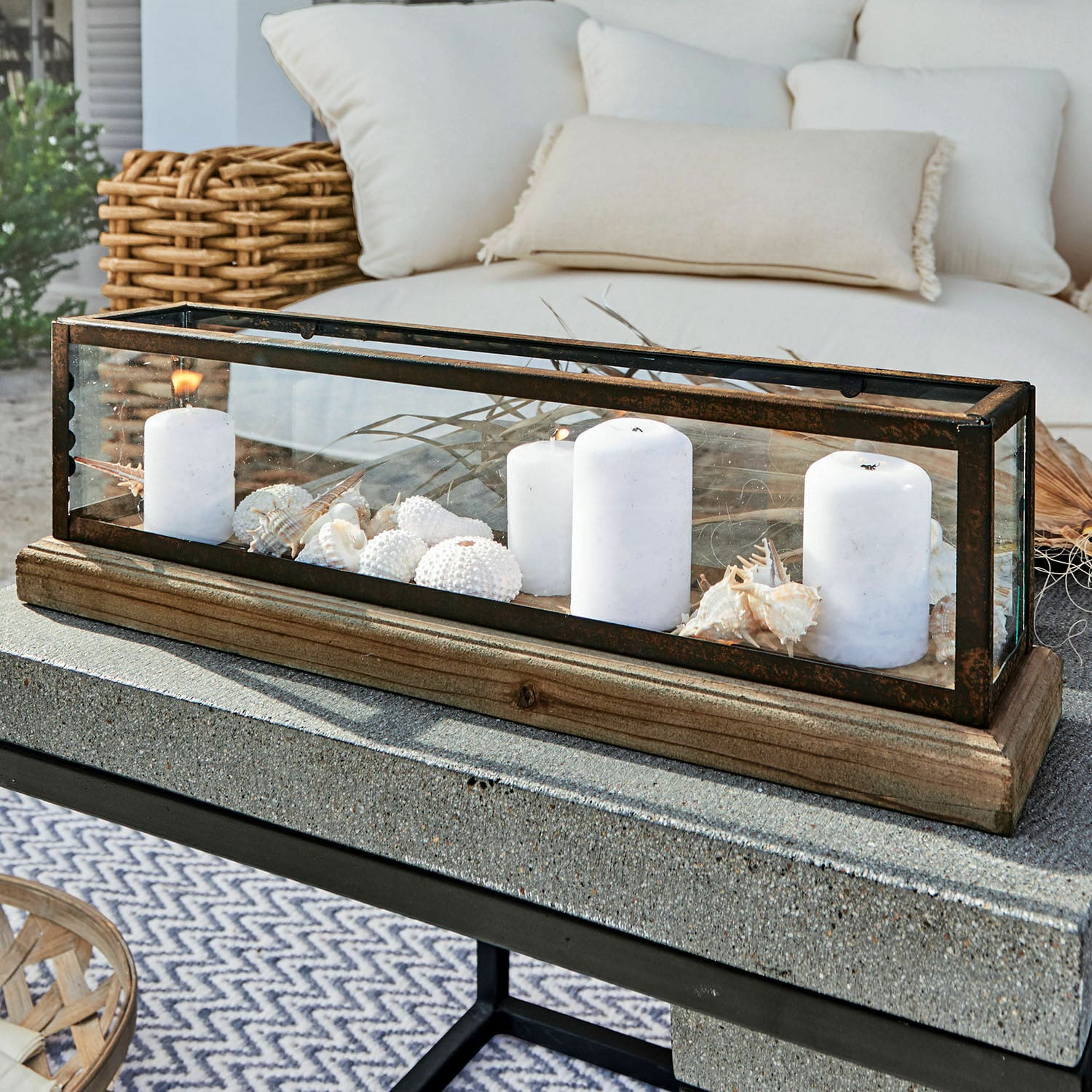 Portavelas Curgy Linterna de cristal con marco de metal y base de madera, velas blancas y conchas decorativas