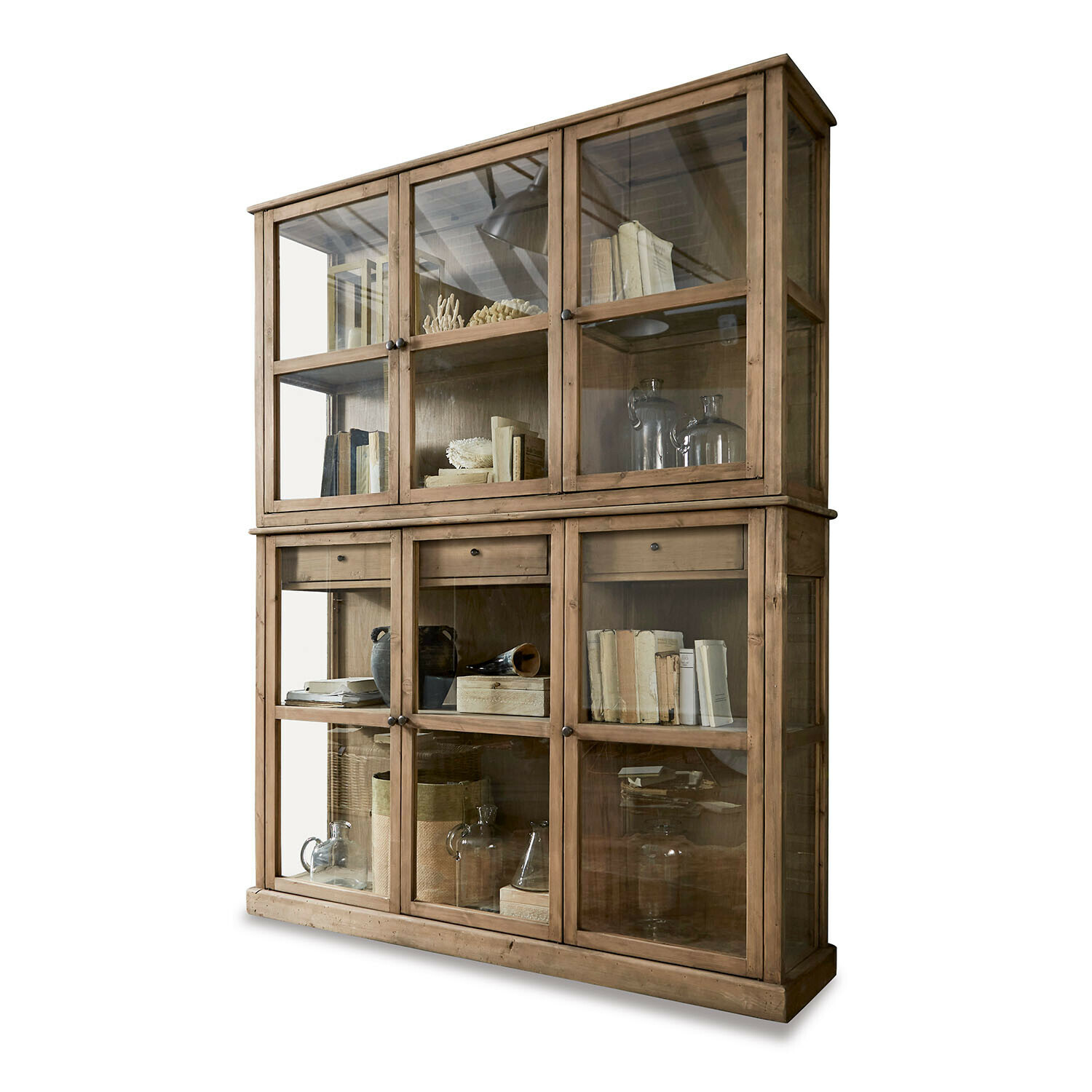Gran vitrina de madera con puertas de cristal y estantes para libros y decoraciones