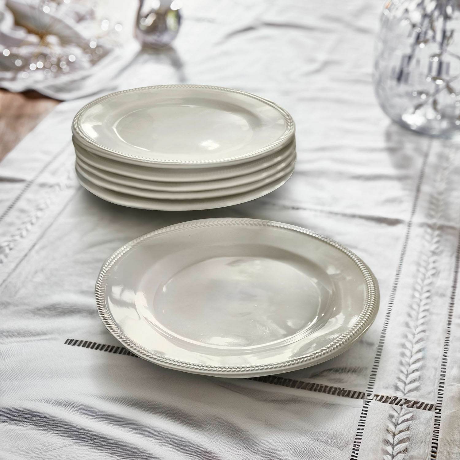 Set de 6 platos de postre Norrvik Juego de platos blancos de cerámica con borde decorativo sobre mantel de lino para comedor