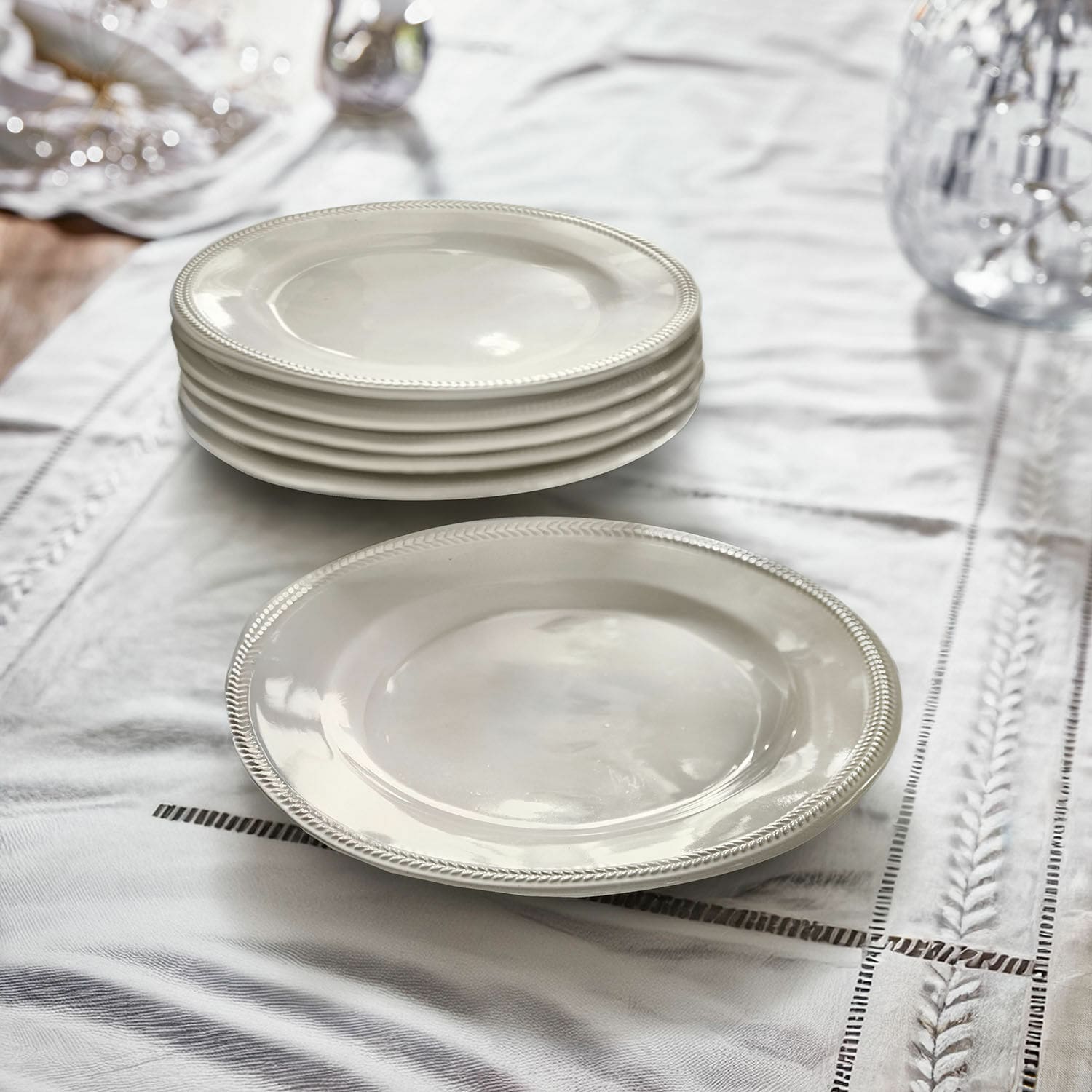 Set de 6 platos de postre Norrvik Juego de platos blancos de cerámica con borde decorativo sobre mantel de lino para comedor