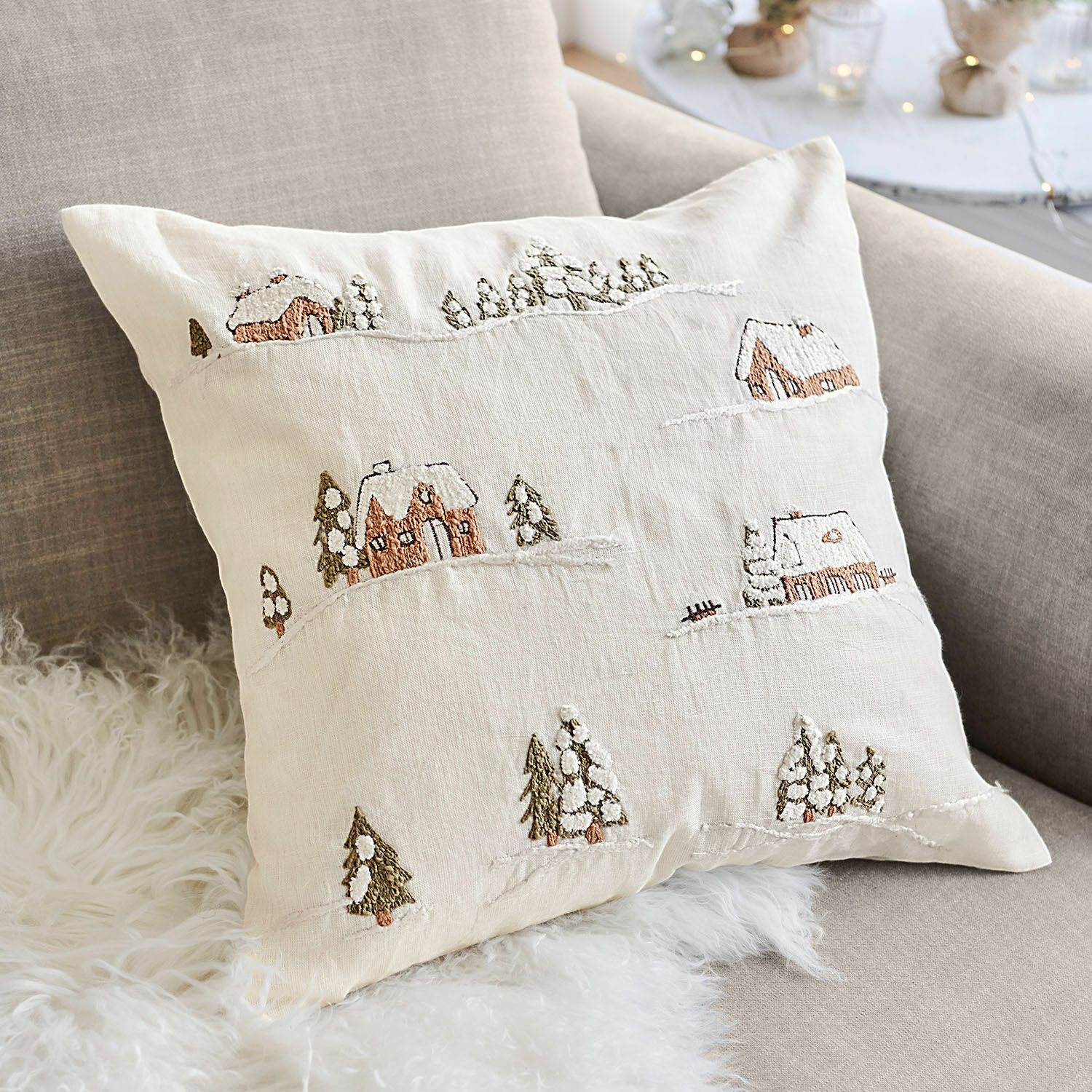 Funda de cojín Lyngstad Cojín de lino beige con bordado de pueblo invernal y árboles nevados, decoración de invierno
