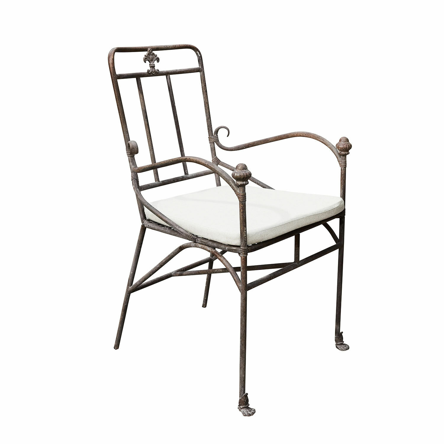 Sillón de jardín de metal con cojín blanco y acabado rústico, estilo vintage