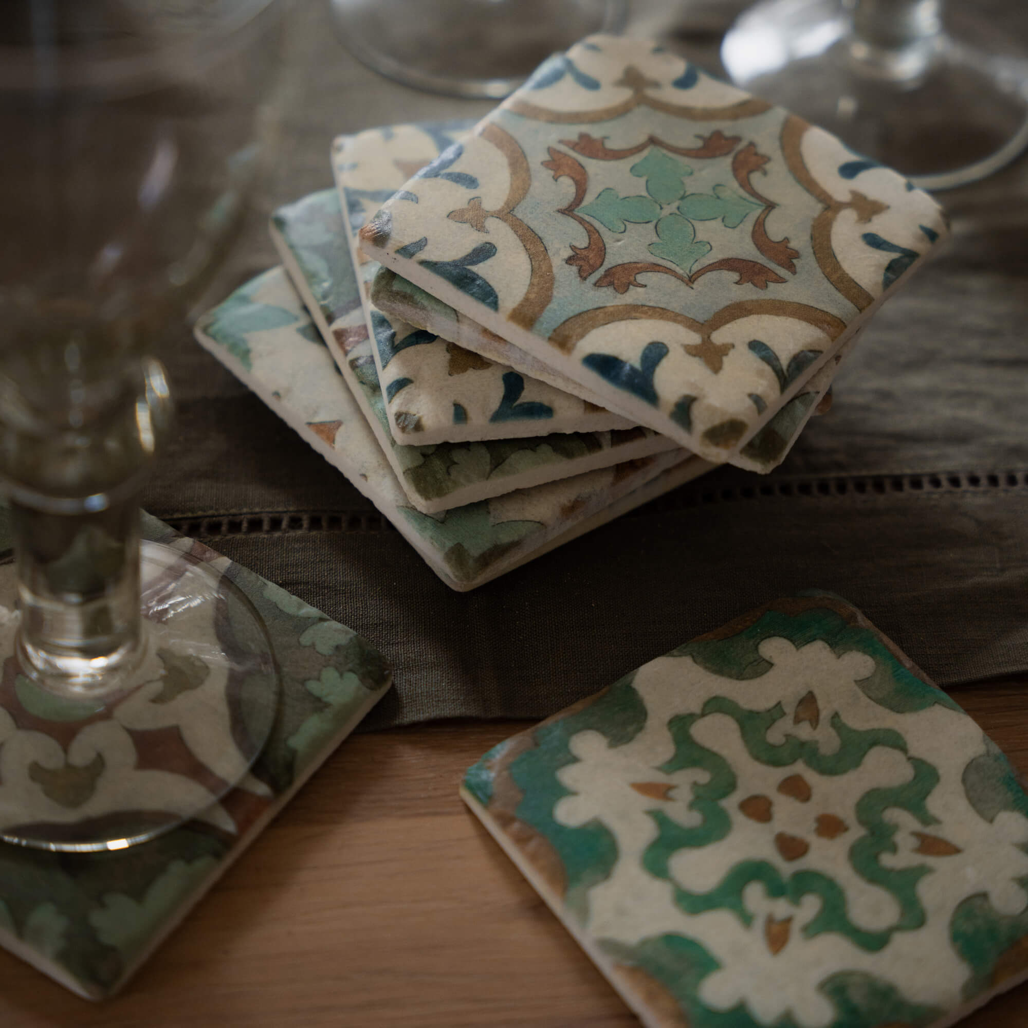 Juego de posavasos de cerámica con diseño vintage en tonos verdes y marrones para proteger muebles