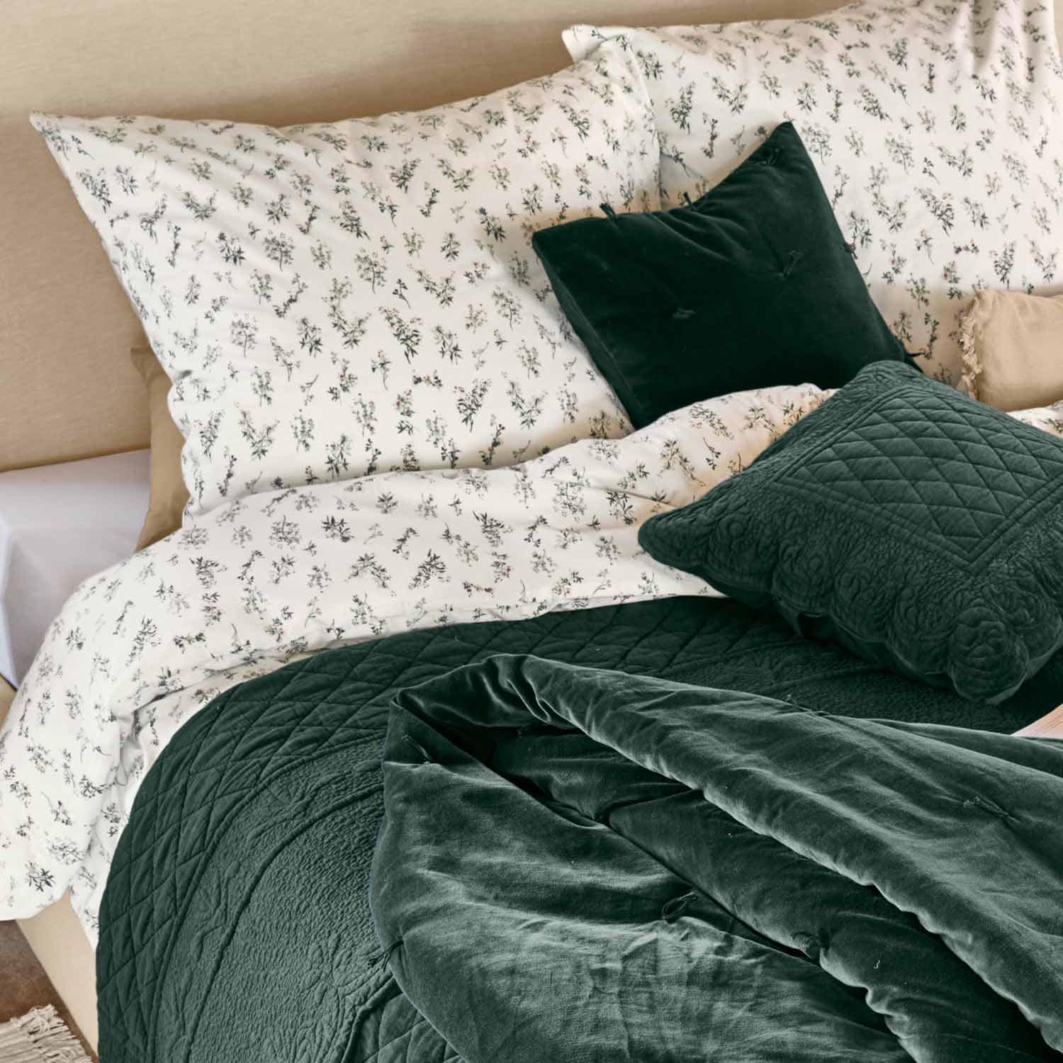 Juego de ropa de cama de algodón con estampado floral blanco y manta de terciopelo verde oscuro con cojines
