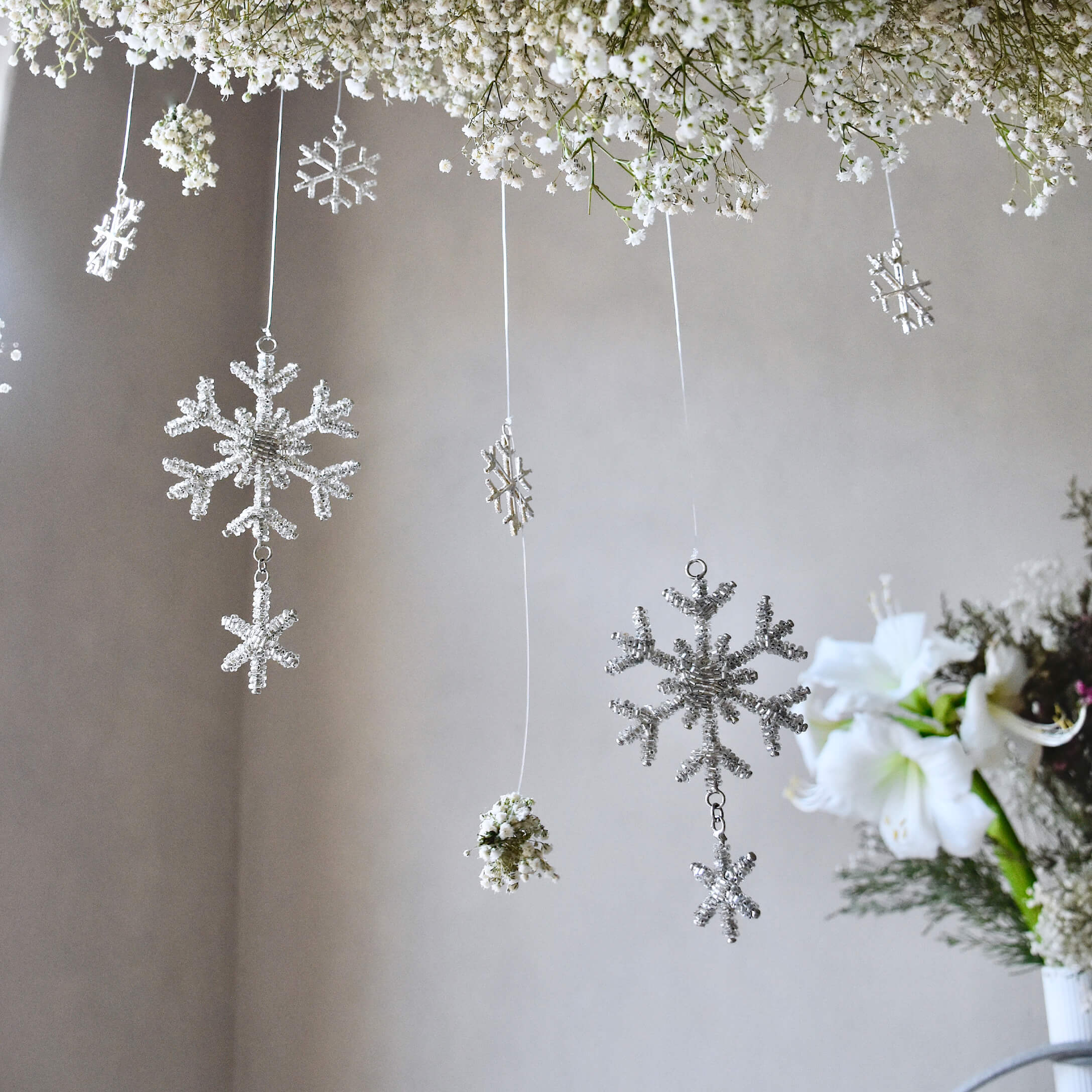 Adornos colgantes de copos de nieve blancos y flores, decoración interior invernal delicada