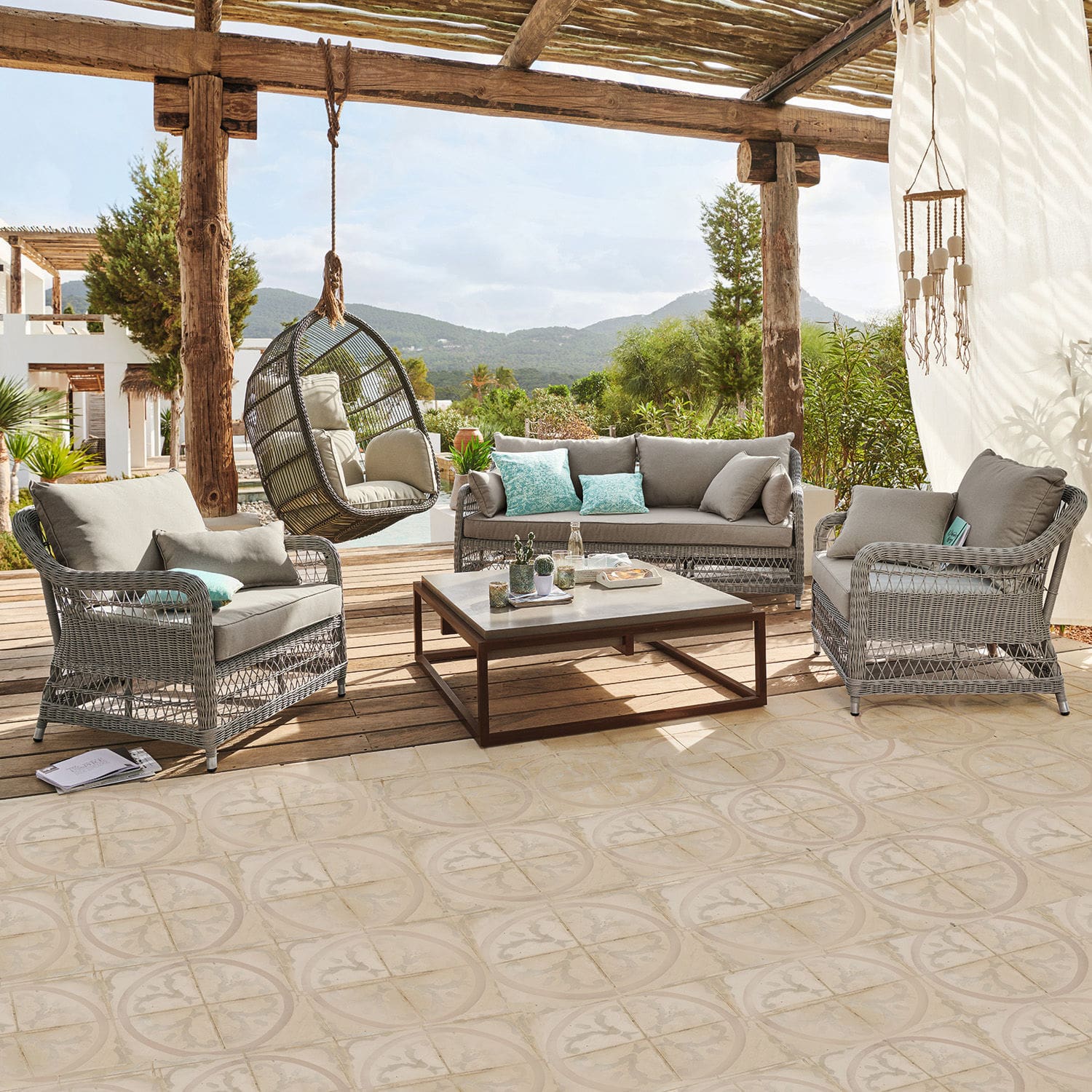Set de asientos Tanaiste Conjunto de muebles de jardín de ratán gris con cojines y sillón colgante en terraza con vista a las montañas