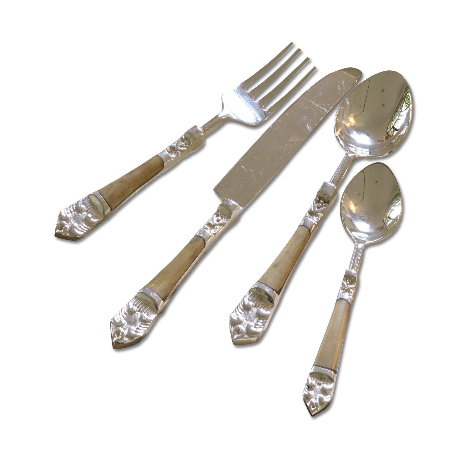 Set de 4 cubiertos Ferrette Juego de cubiertos con mangos beige y partes metálicas, accesorios de cocina elegantes