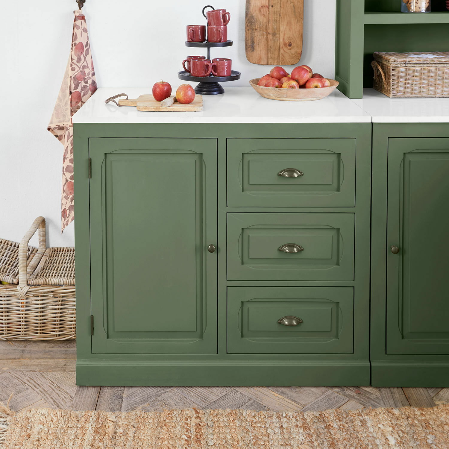 Armario de cocina Lansbury Aparador de cocina verde de madera con encimera blanca y tazas rojas en soporte