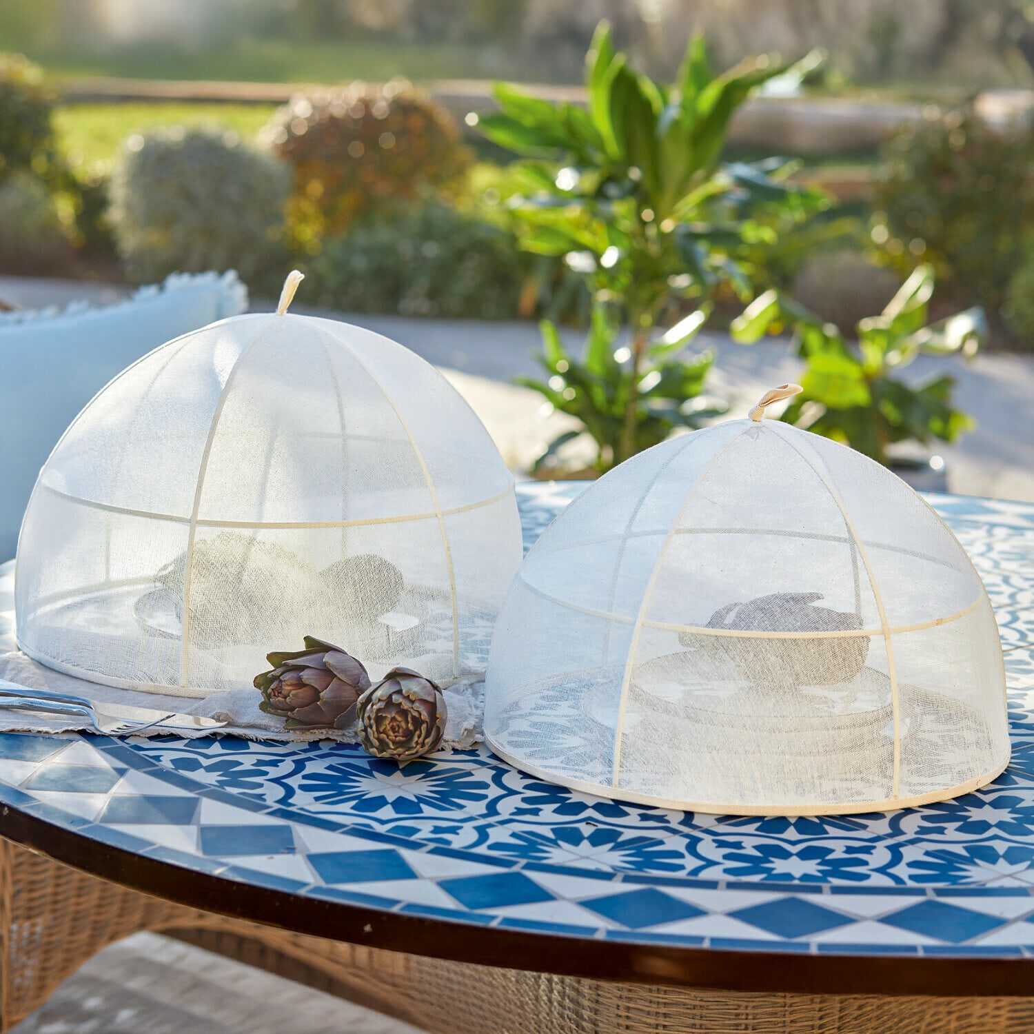 Set de 2 campanas Ognéville Dos cubiertas de malla blancas para alimentos sobre mesa azul con patrón, protección contra insectos al aire libre