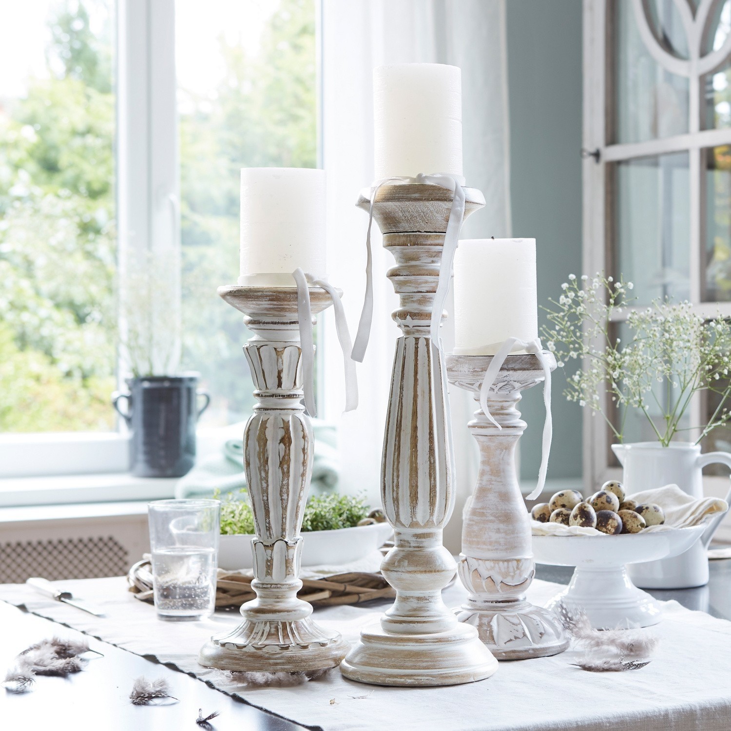 Set de 3 candeleros Folligny Conjunto de tres candelabros de madera blanca envejecida para decoración de mesa