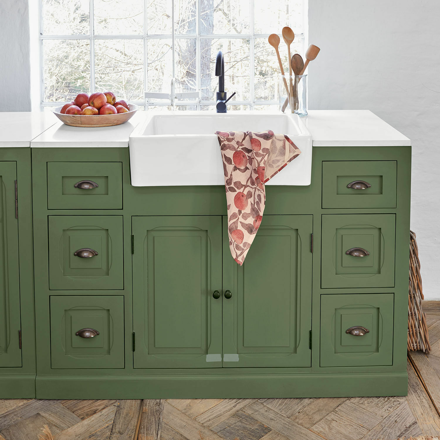 Mueble de cocina con fregadero Lansbury Mueble de cocina verde con fregadero de cerámica blanco y cucharas de madera sobre la encimera
