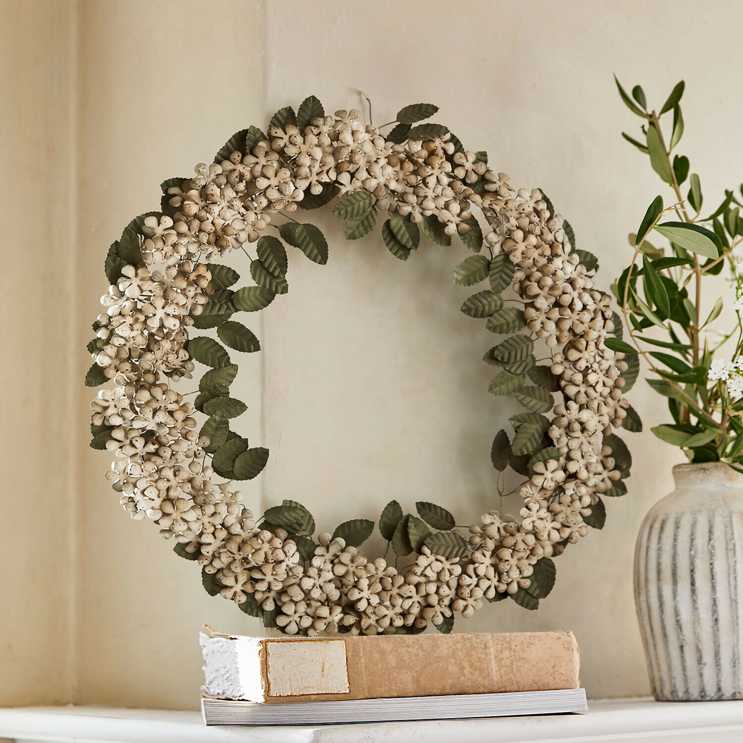 Corona Zinnea Corona decorativa de flores secas blancas y hojas verdes para decoración de interiores
