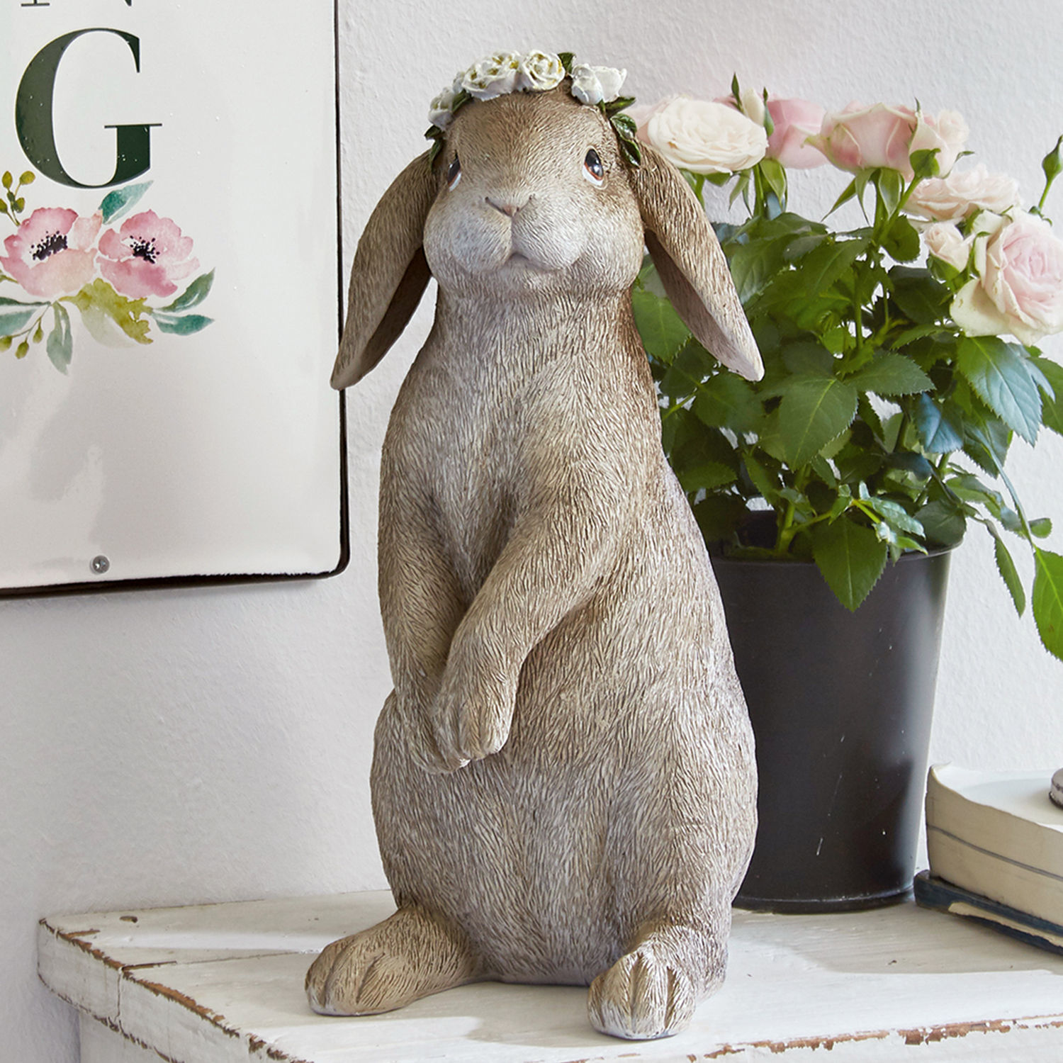 Liebre Sweety Figura de conejo beige de resina con corona de flores blancas, decoración para interiores.