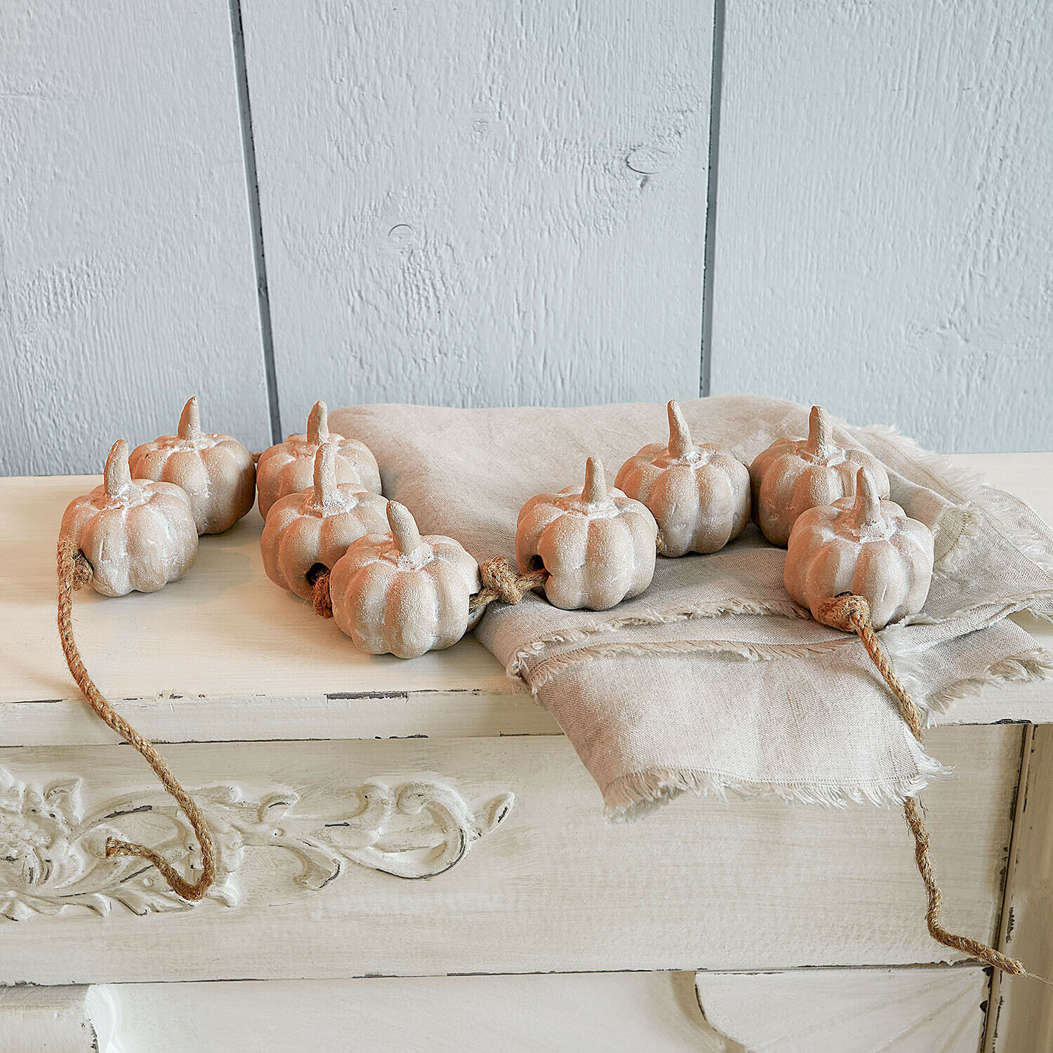 Guirnalda Larivonne Guirnalda decorativa con calabazas de cerámica beige sobre tela de lino para decoración otoñal