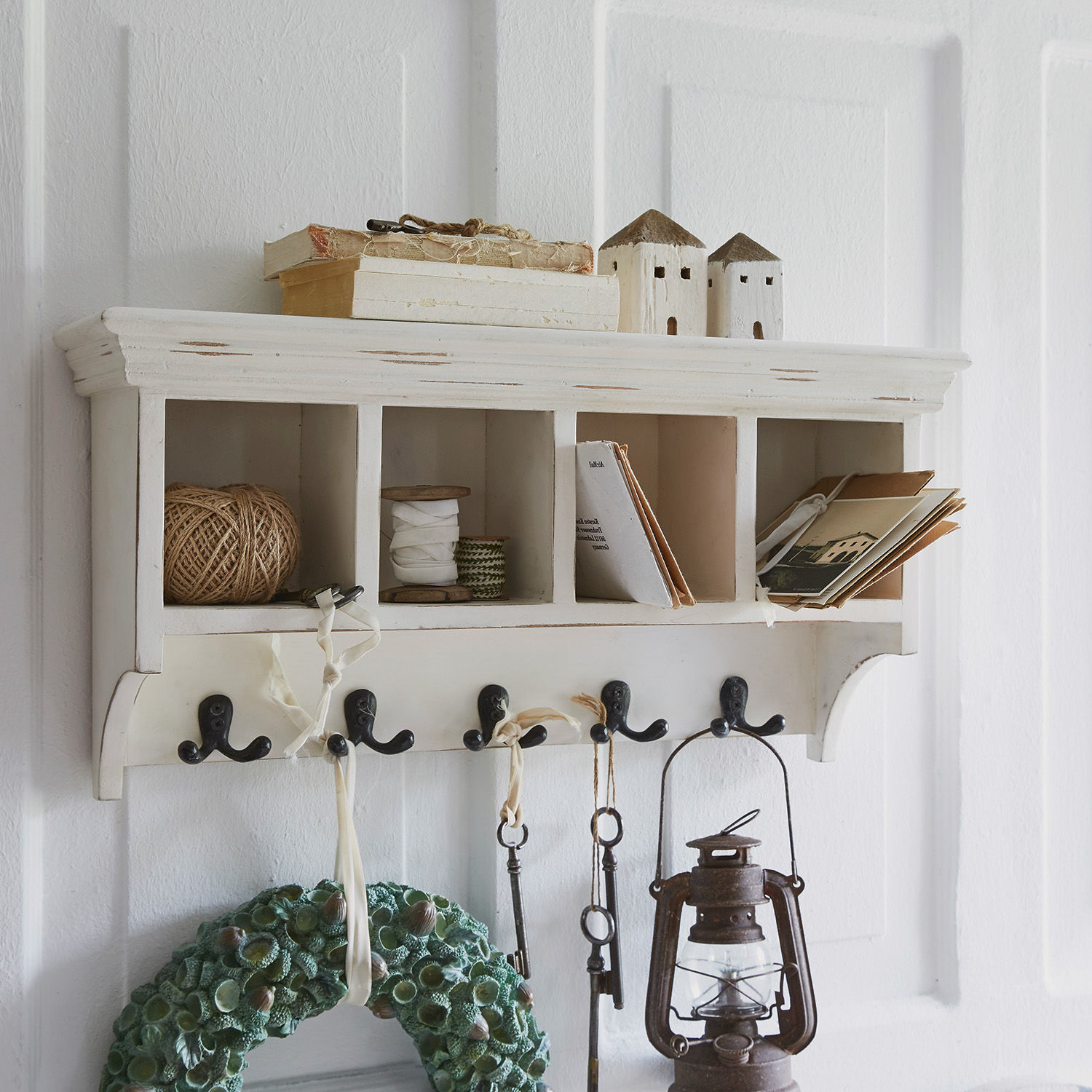 Armario Gualado Perchero de pared blanco de madera con estantes y ganchos metálicos para llaves y decoración