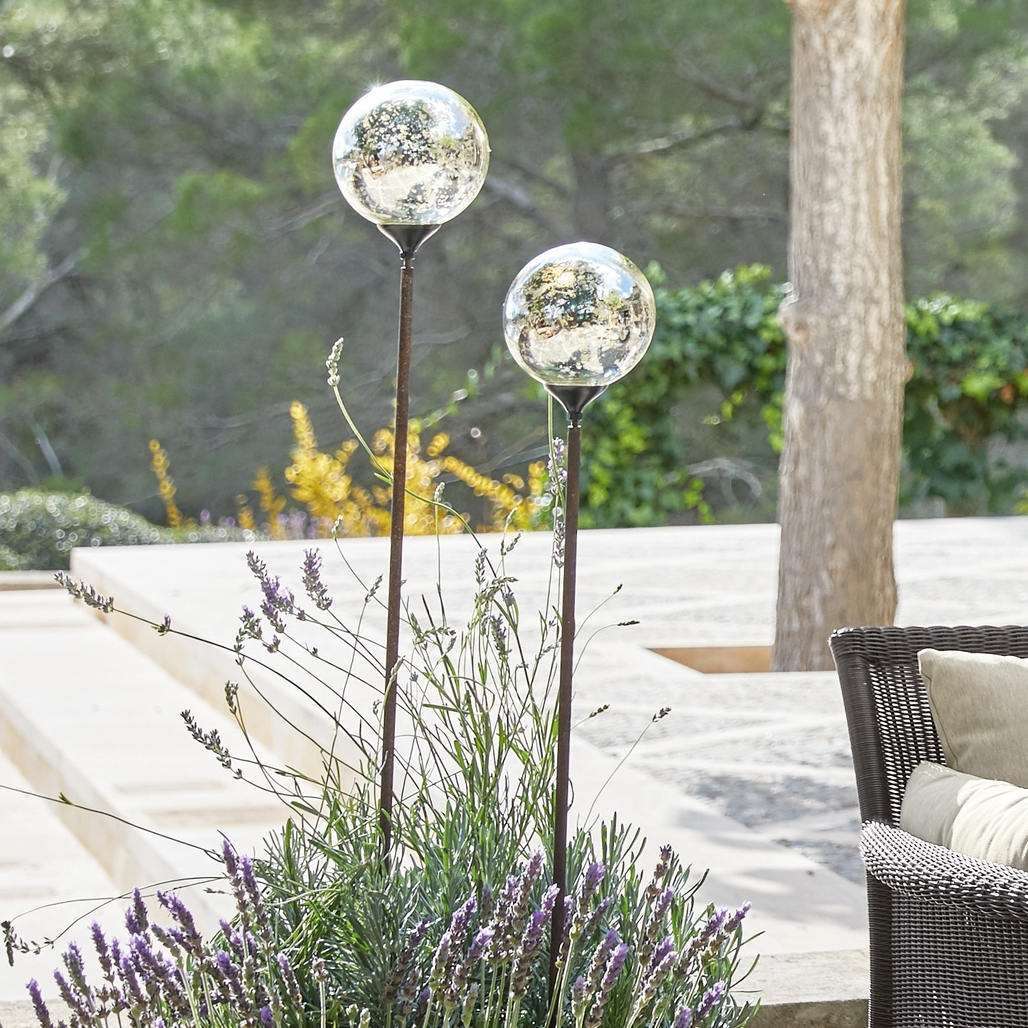 Set de 2 estacas decorativas Cainan Dos esferas decorativas en varillas metálicas entre lavanda, iluminación exterior para jardín