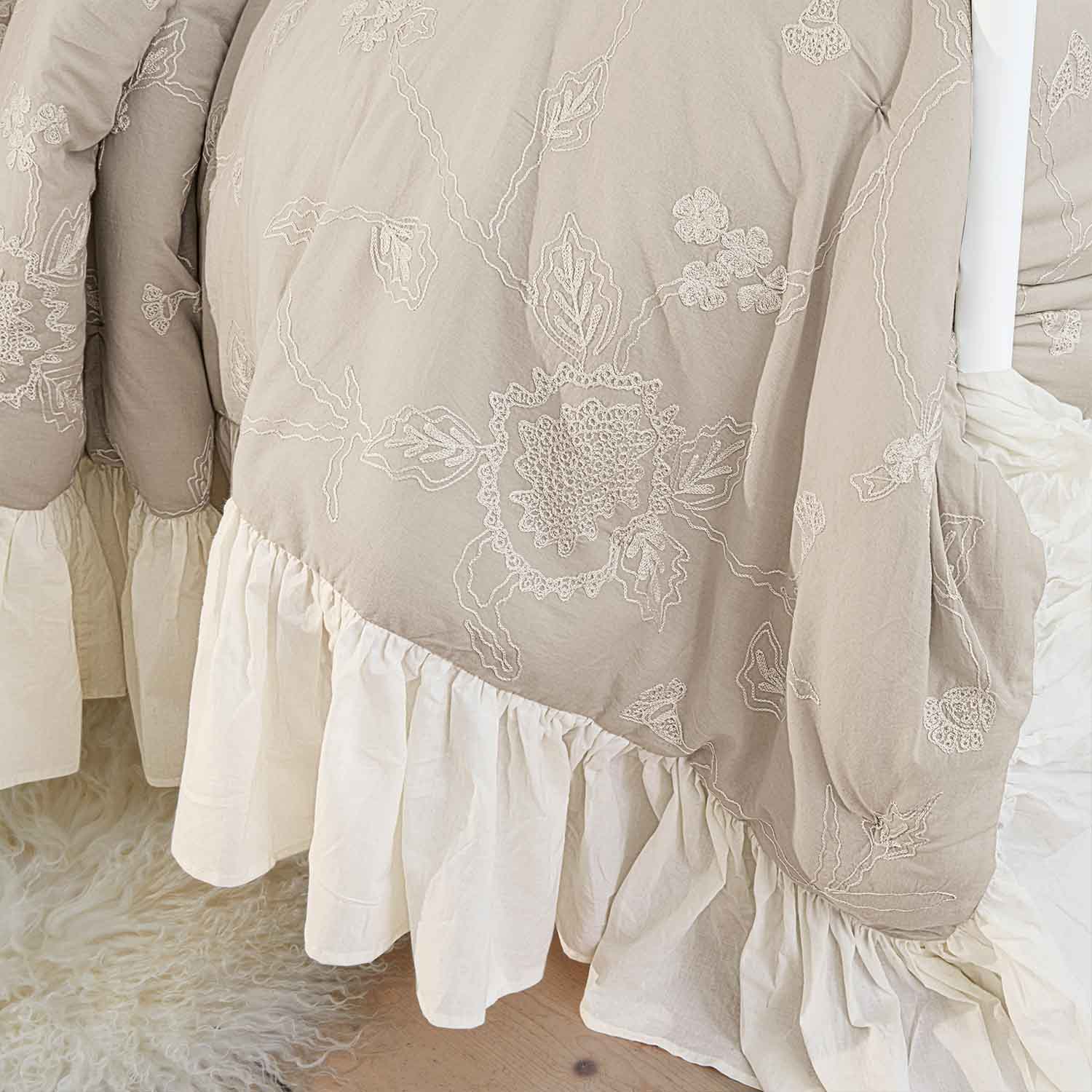 Colcha beige con bordado floral y volante crema, tejido suave para decoración de dormitorio