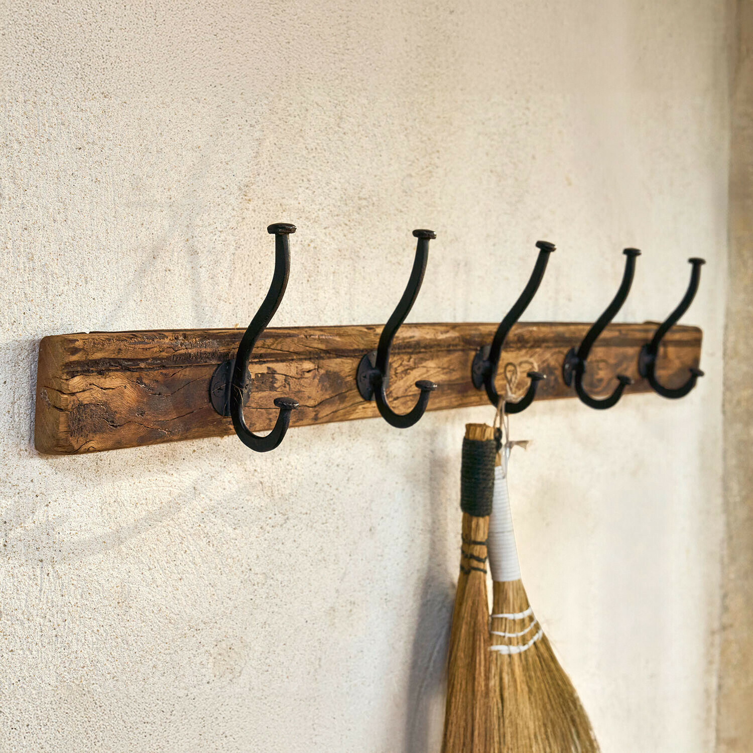 Perchero Sémone Perchero de pared rústico de madera con cinco ganchos de metal negro para colgar objetos