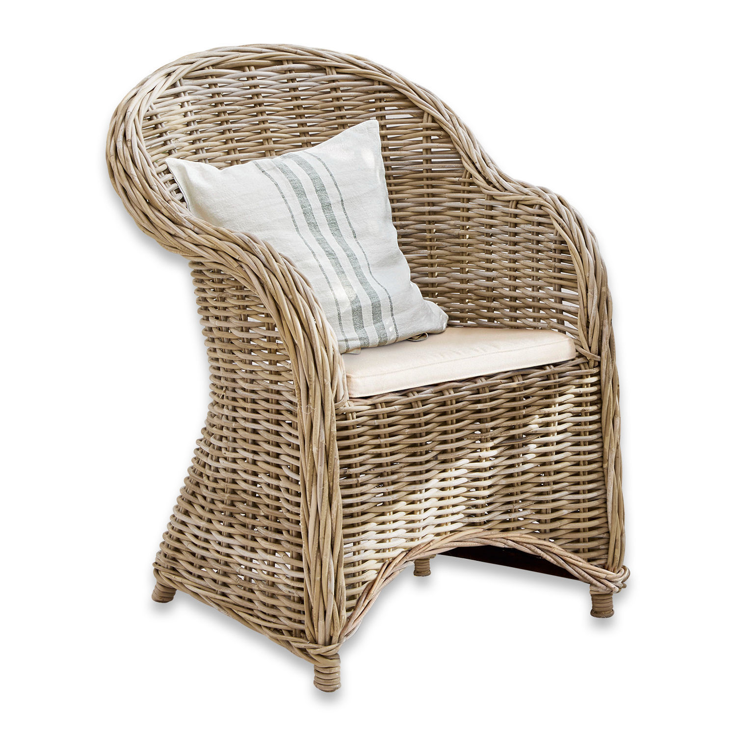 Sillón de ratán color natural con cojín claro y cojín decorativo a rayas para sala