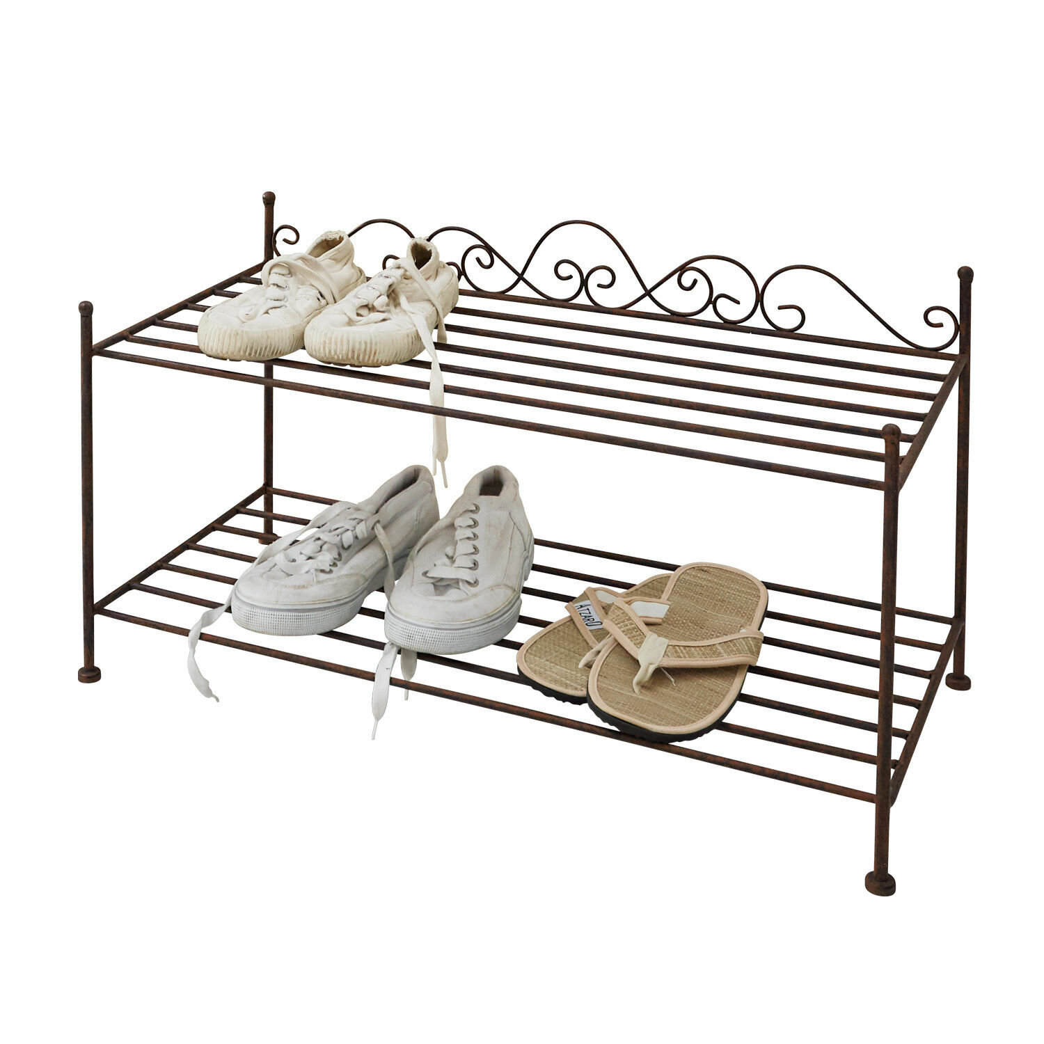 Zapatero Cloutier Estante para zapatos de metal oxidado de dos niveles con tres pares de zapatos sobre fondo blanco