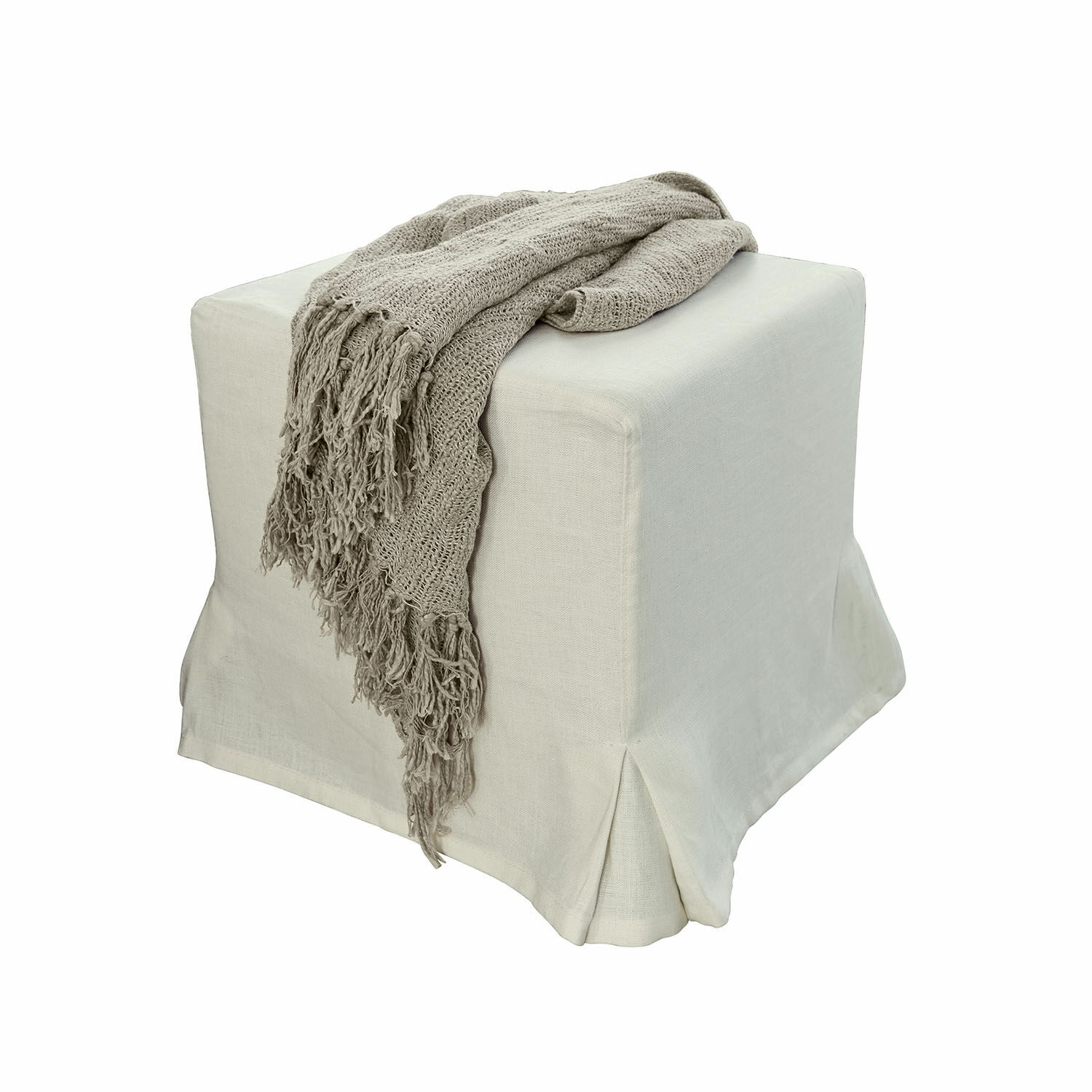 Puf beige de tela con manta gris tejida con flecos, mueble y decoración para salón