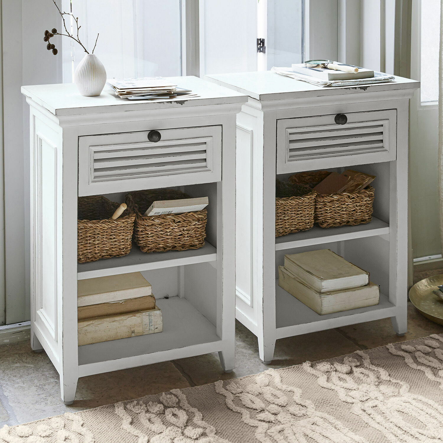 Set de 2 mesillas de noche Williston Mesitas de noche blancas de madera con cajón y estantes, decoradas con cestas de mimbre y libros