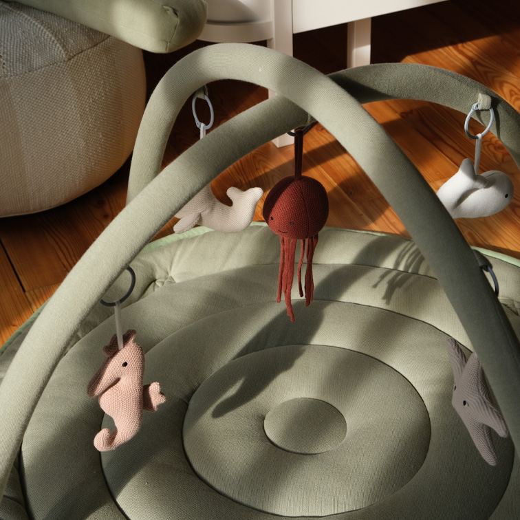 Alfombra de juego verde suave para bebés con figuras marinas colgantes