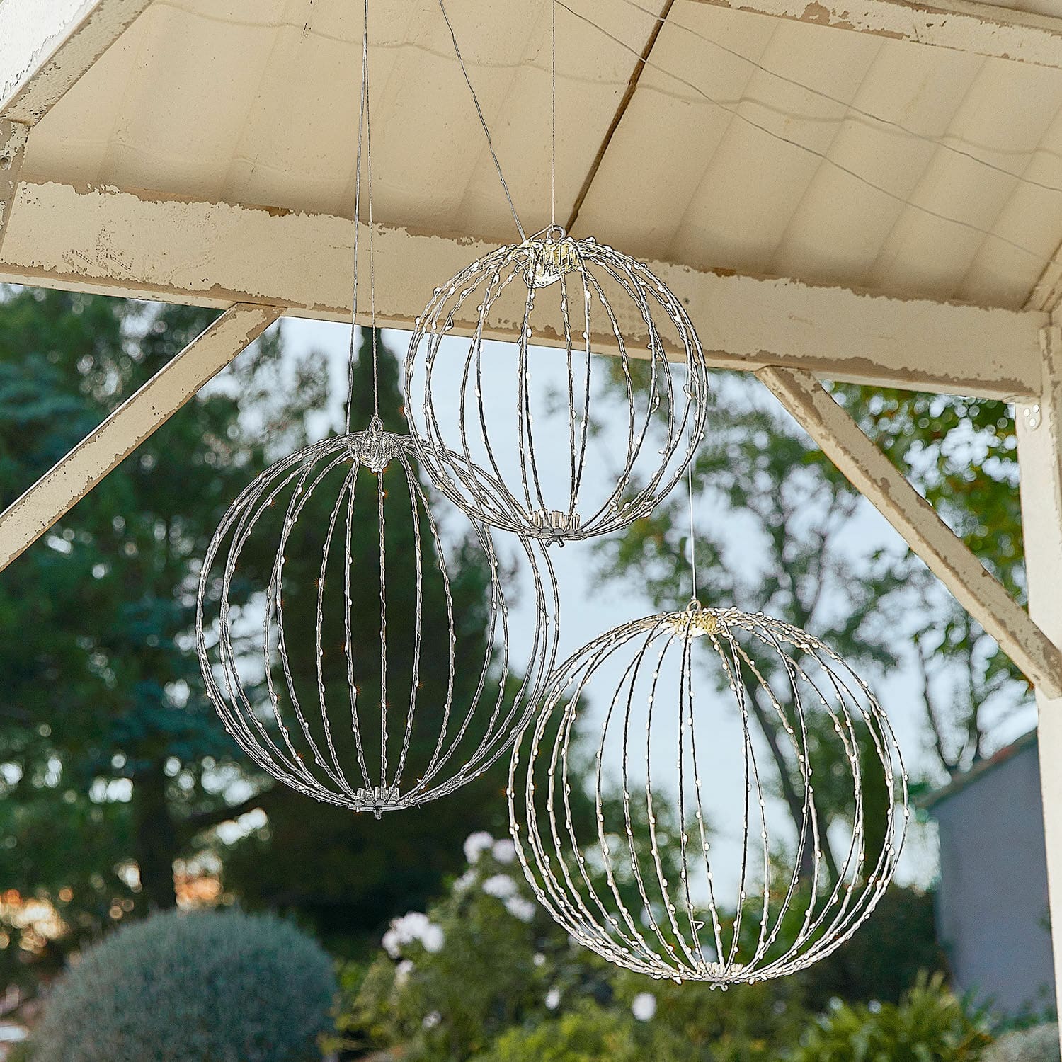 Set de 3 esferas LED Brilliante Tres esferas decorativas de metal plateado con luces LED colgadas en exterior