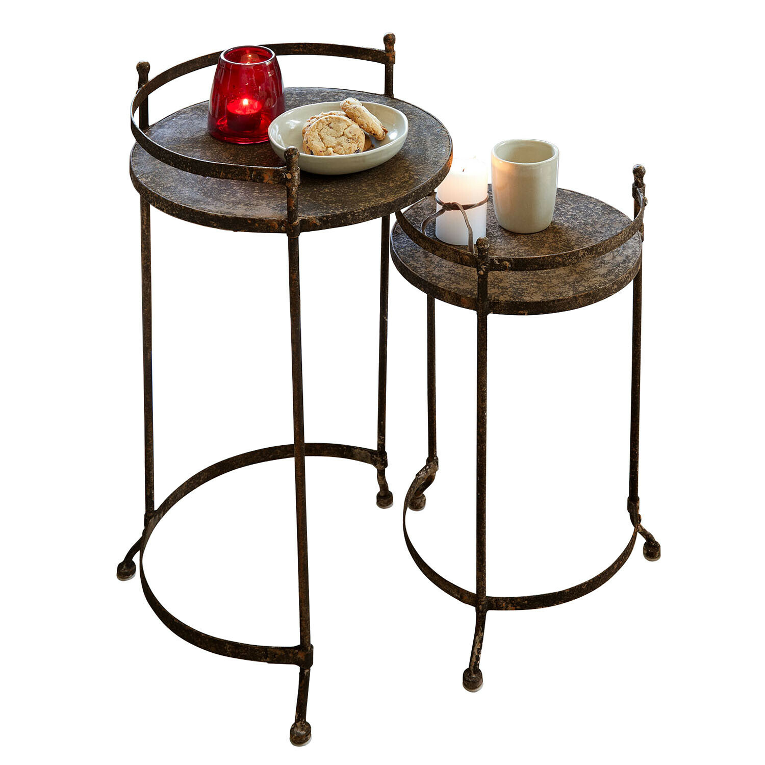 Set de 2 mesas auxiliares Alanyn Conjunto de dos mesas auxiliares redondas con estructura metálica oxidada y decoración sobre las superficies