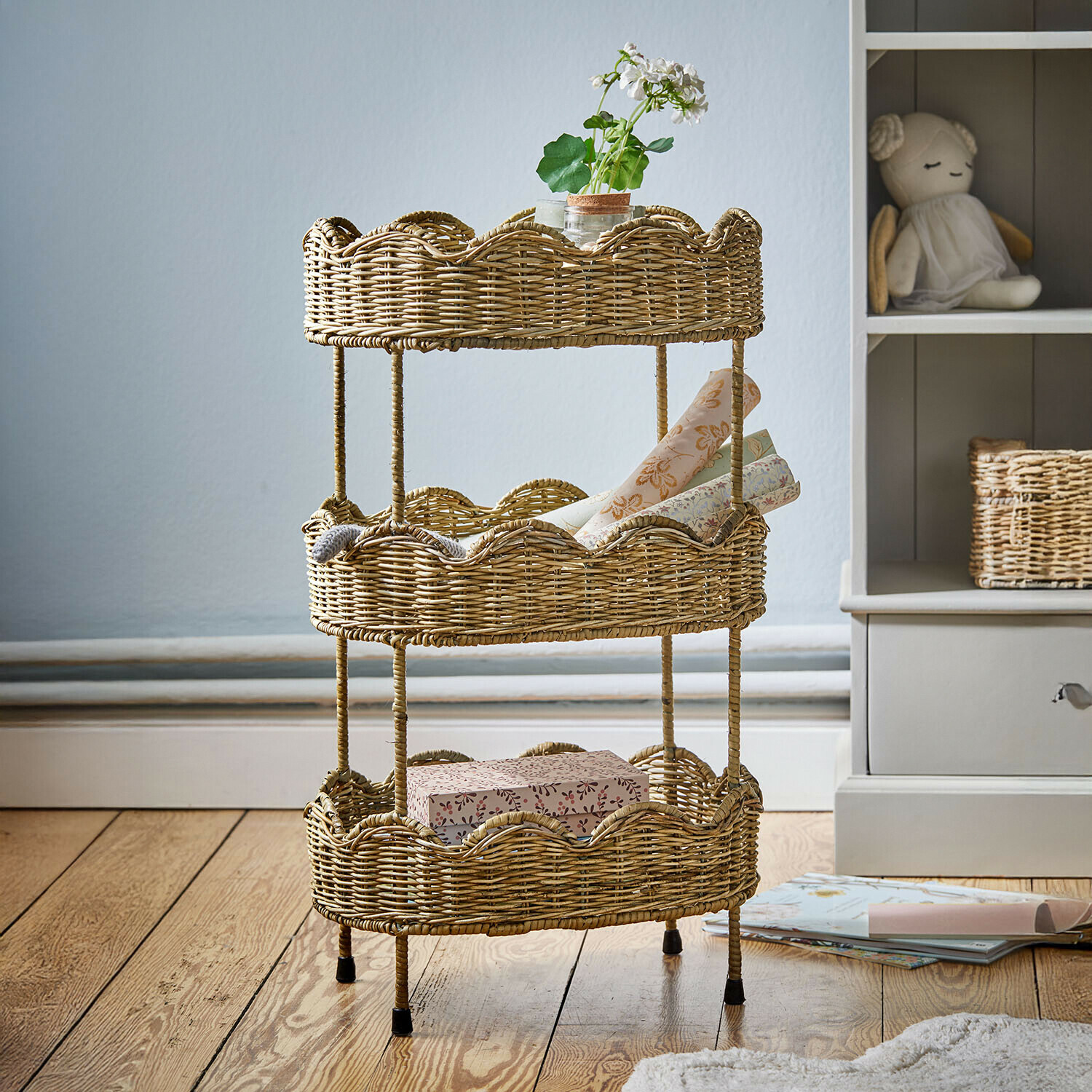 Estantería infantil Tinytreasure Estantería de tres niveles de mimbre natural para almacenar decoraciones y pequeños objetos