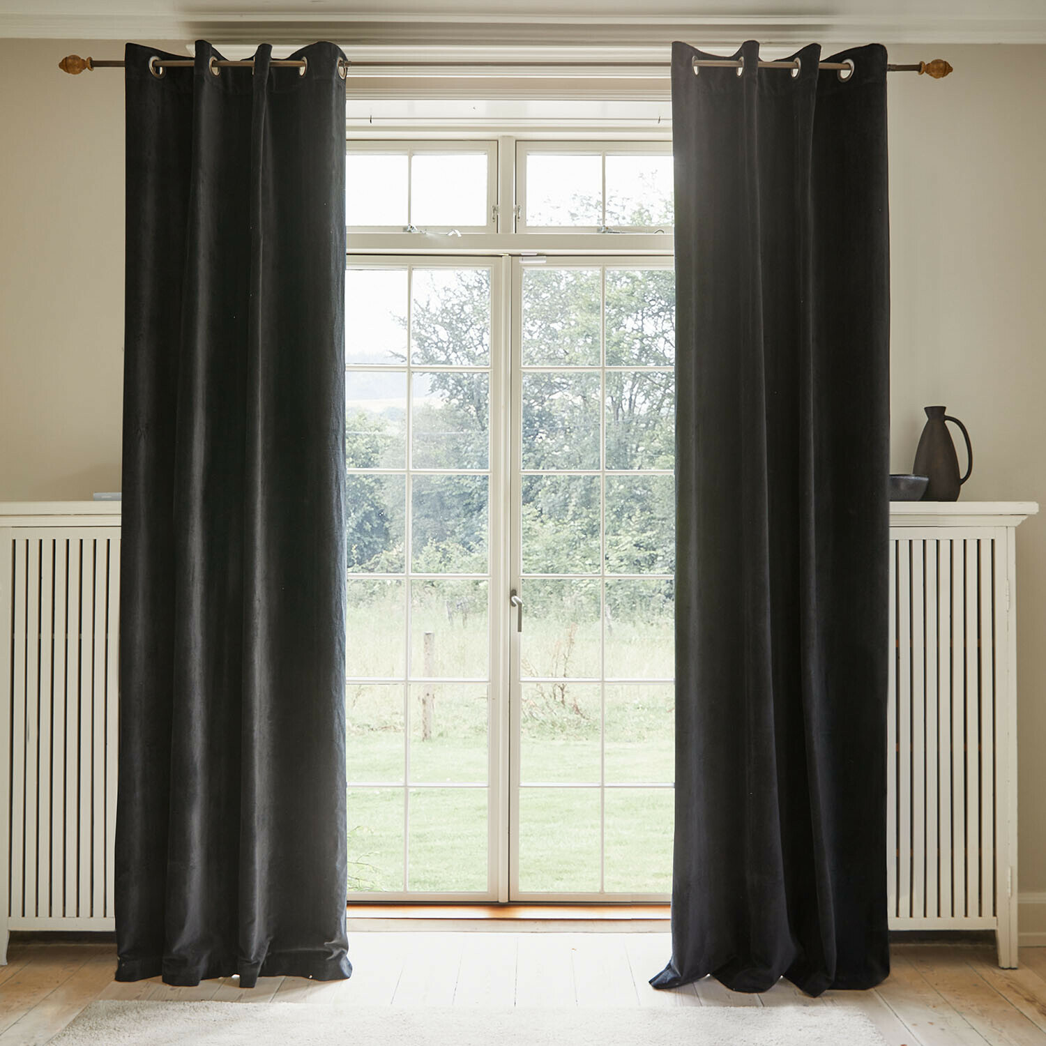 Cortina Miko Cortinas de terciopelo gris oscuro con ojales metálicos en ventana con vista a jardín nevado