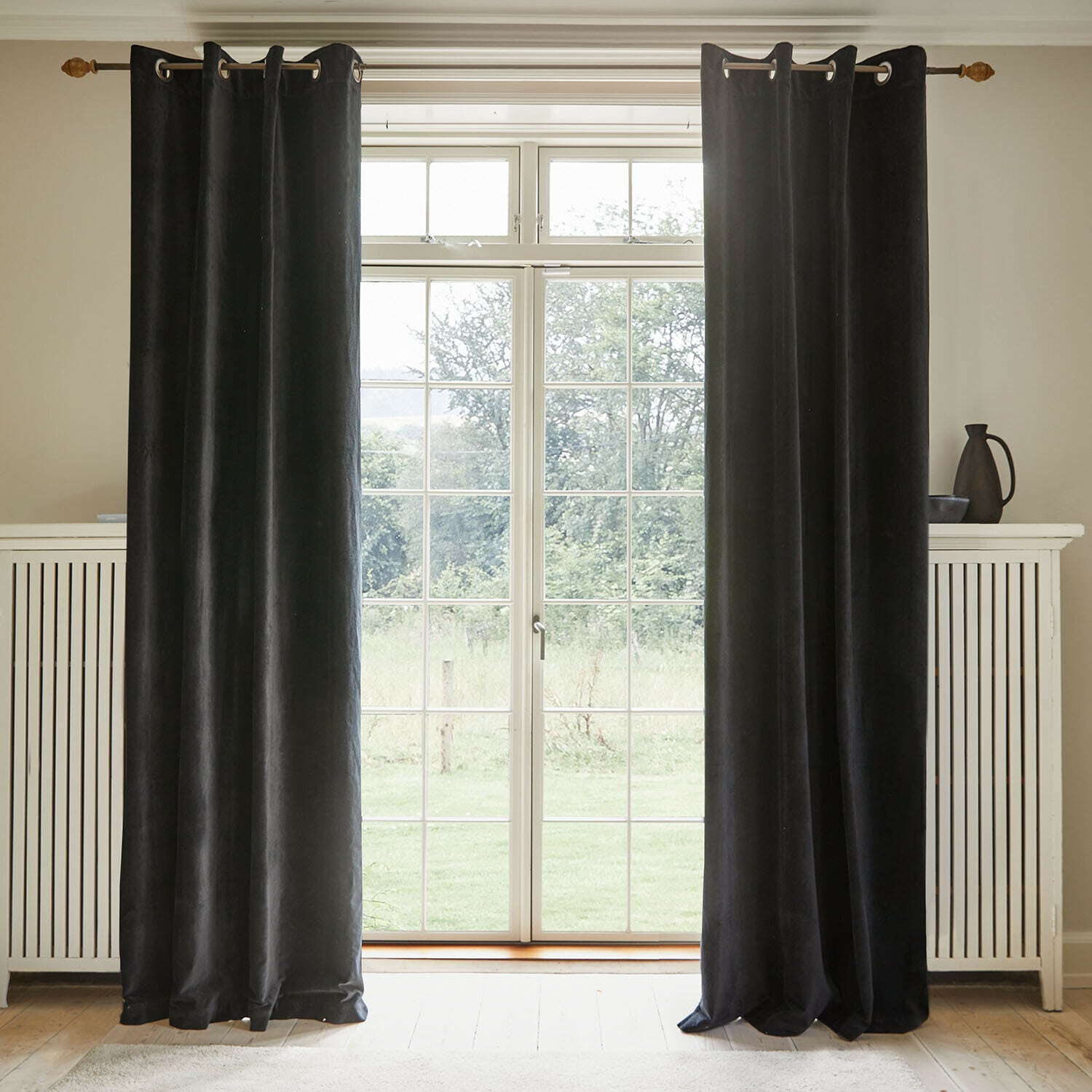 Cortina Miko Cortinas de terciopelo gris oscuro con ojales metálicos en ventana con vista a jardín nevado