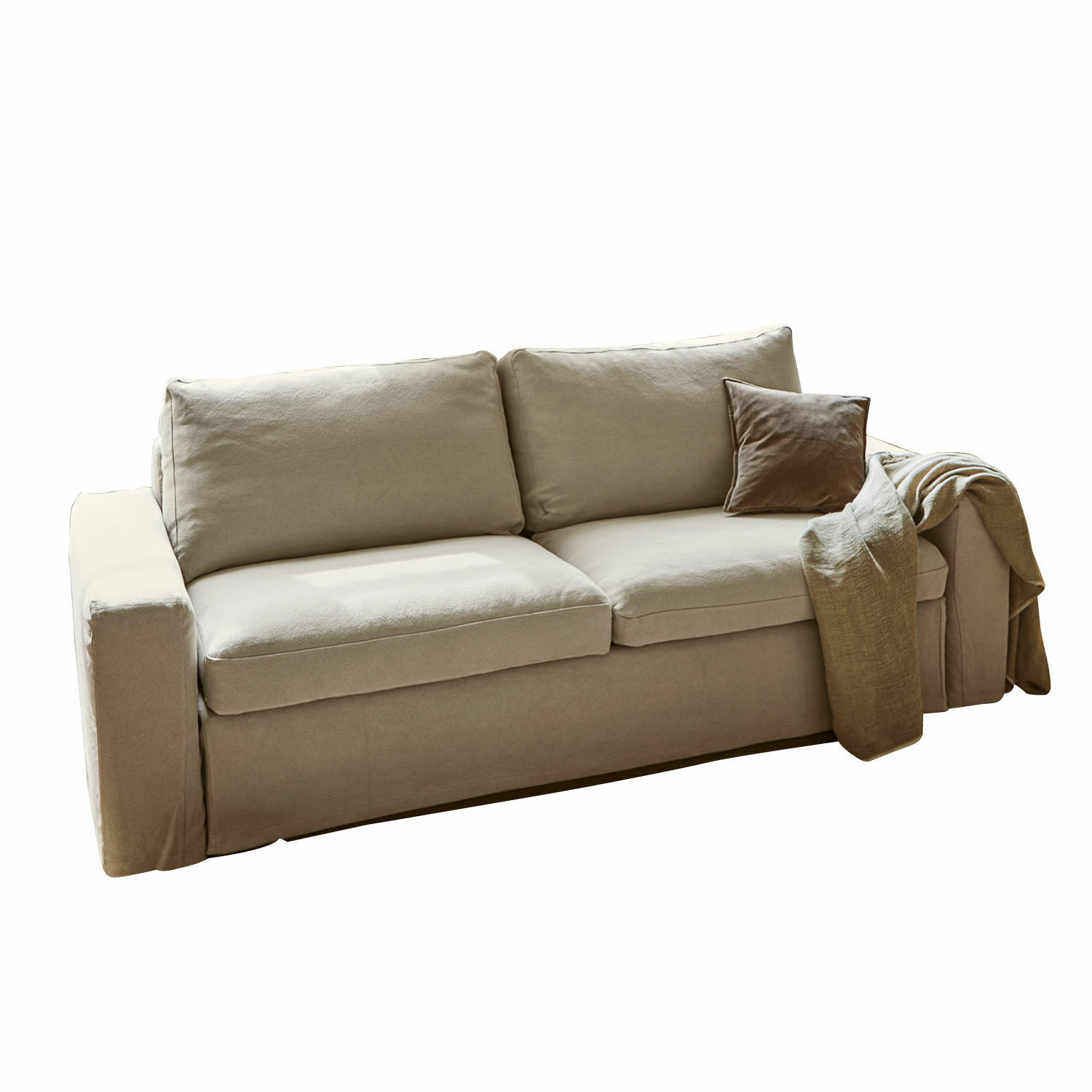 Sofá beige de tela con cojín y manta, mueble cómodo para salón
